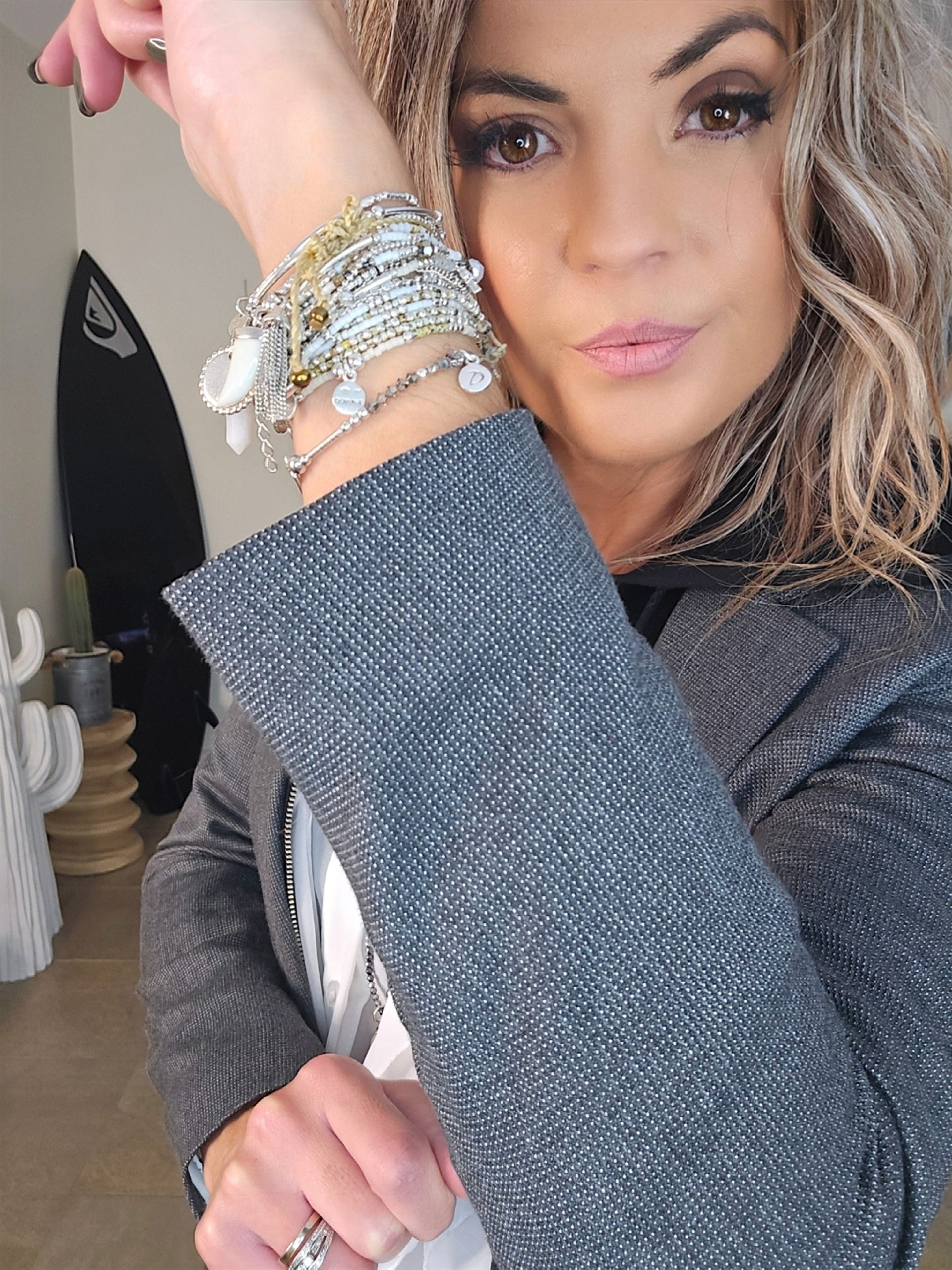 Veste noire et grise à capuche