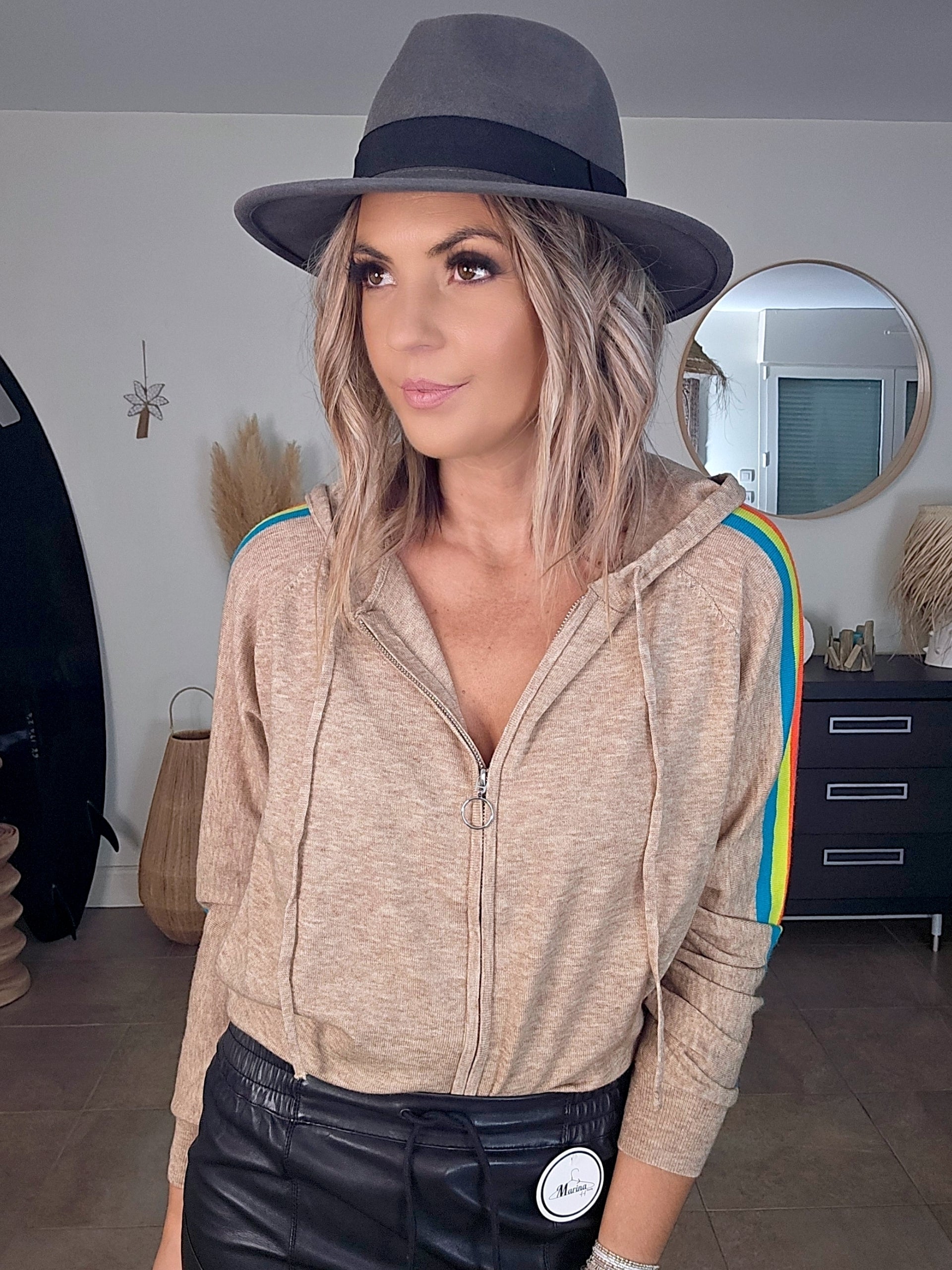 Cardigan à capuche à bandes fluo.