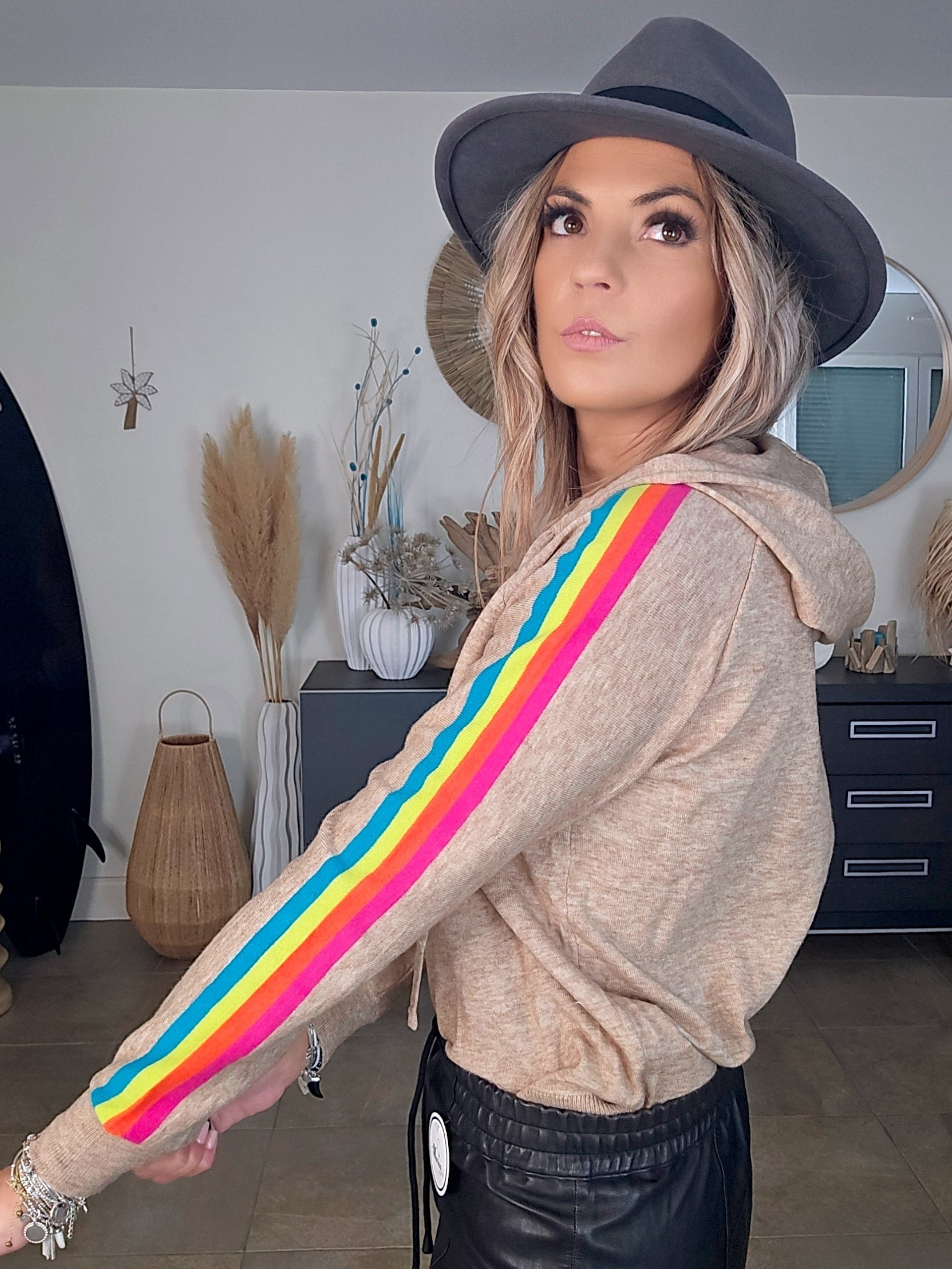 Cardigan à capuche à bandes fluo.