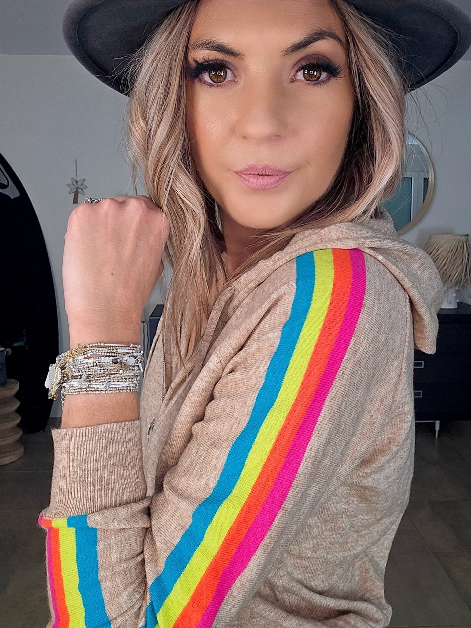 Cardigan à capuche à bandes fluo.