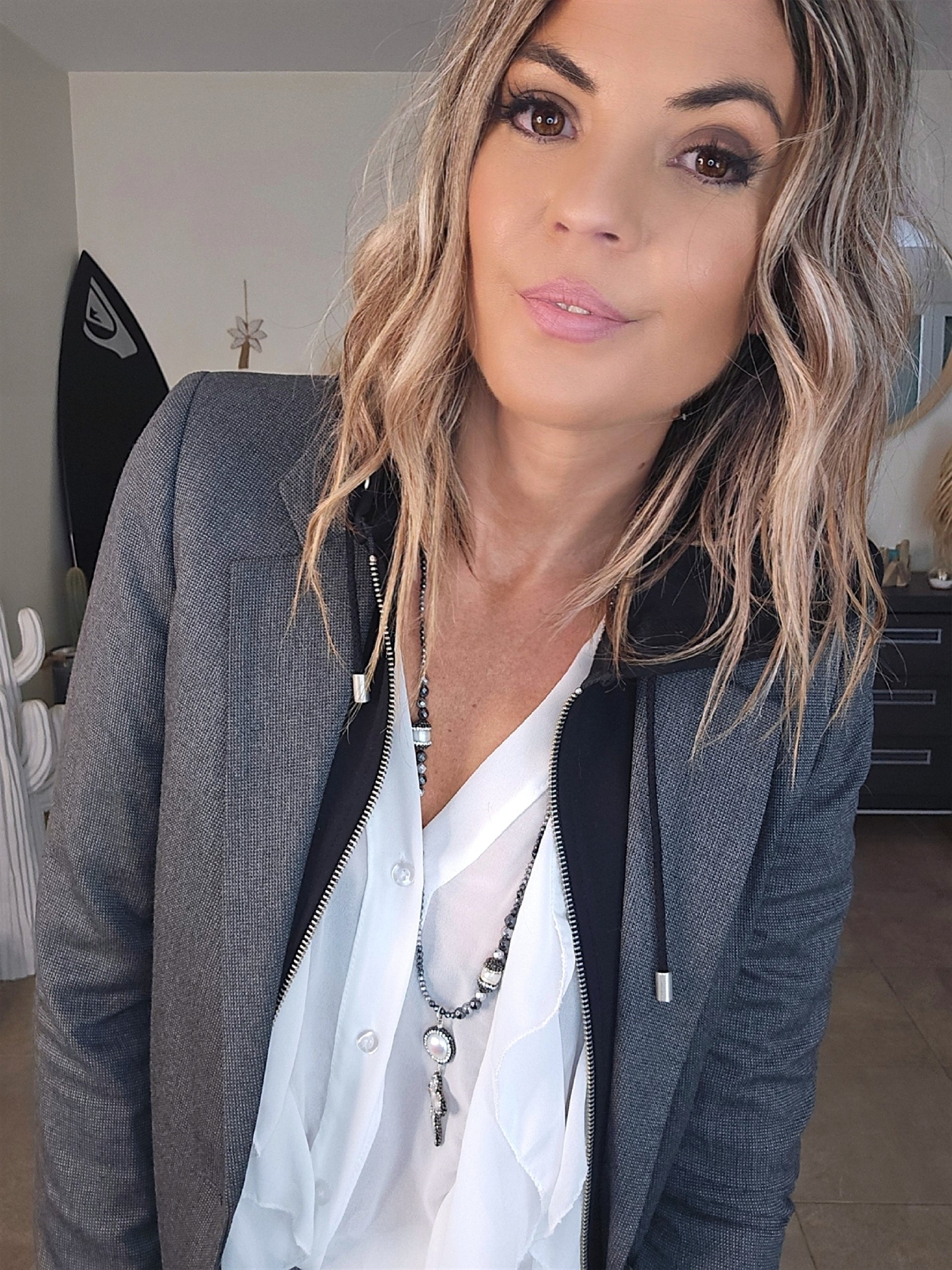 Veste noire et grise à capuche