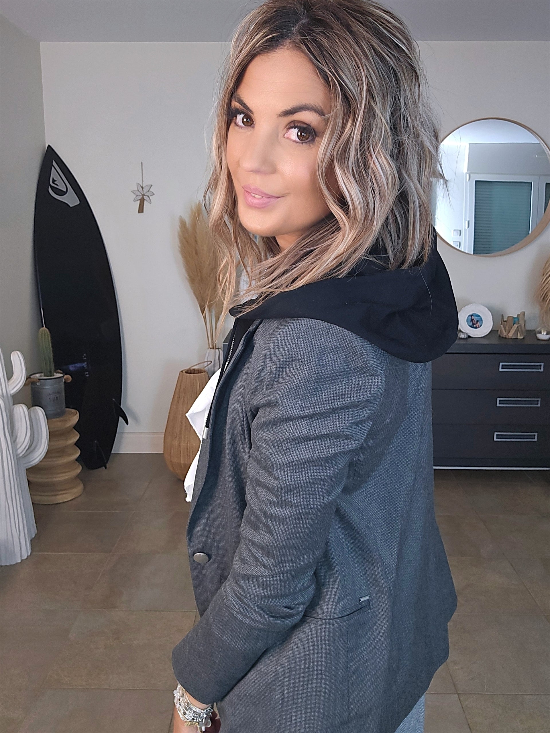 Veste noire et grise à capuche