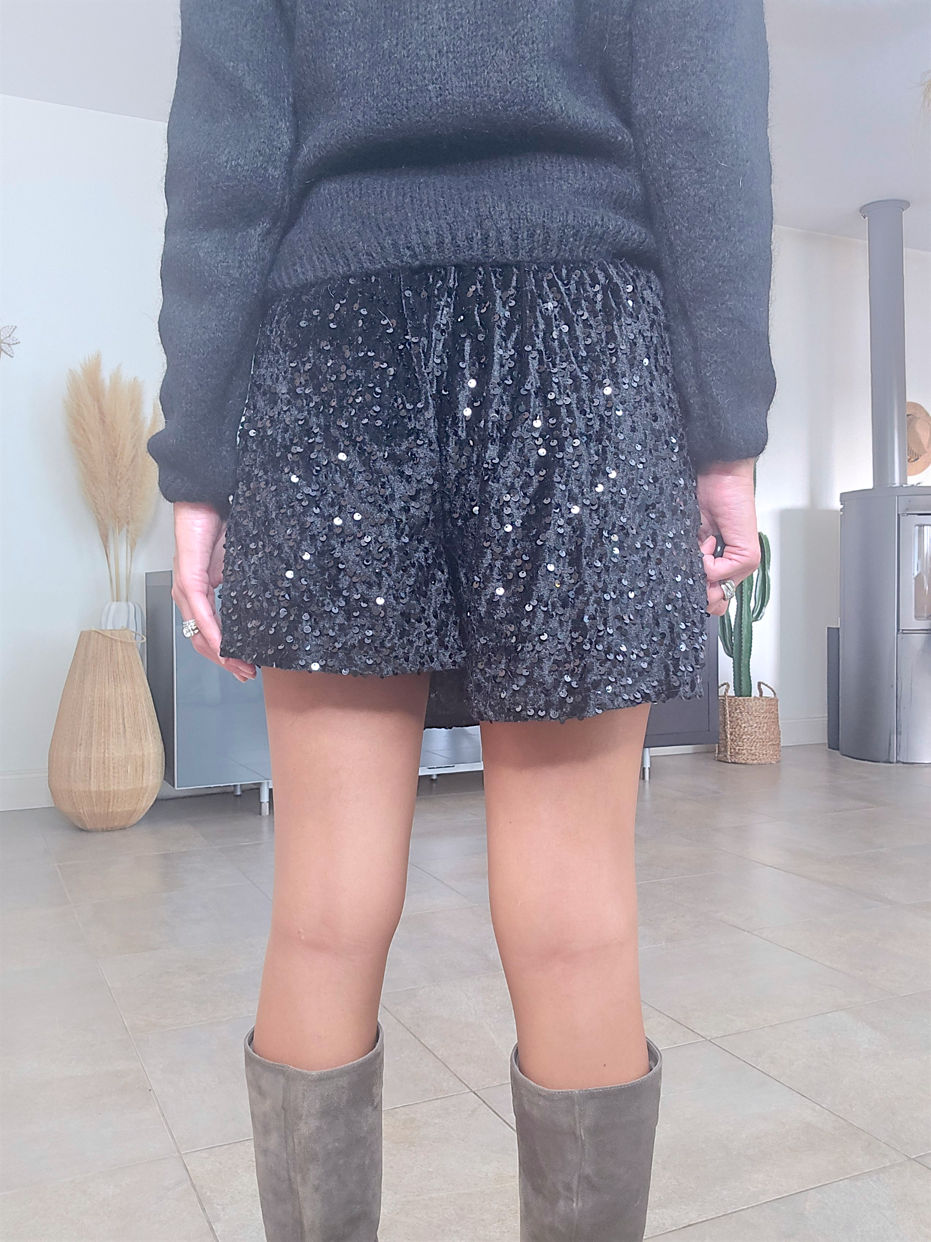 Jupe-short velours et sequins noirs. - 𝐌𝐚𝐫𝐢𝐧𝐚𝟒𝟒𝐟𝐚𝐦𝐢𝐥𝐲