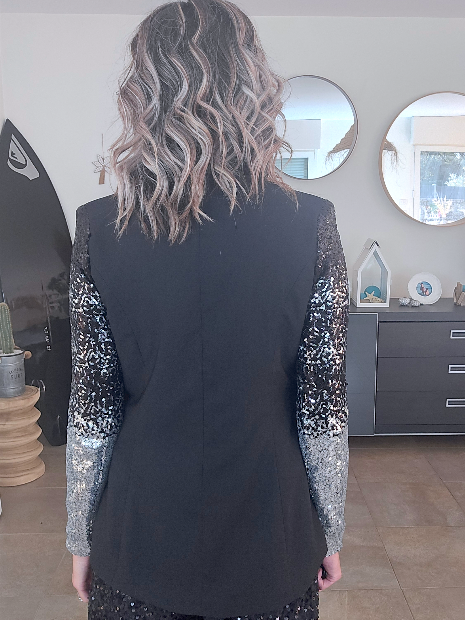 Veste cintrée avec manches en sequins - 𝐌𝐚𝐫𝐢𝐧𝐚𝟒𝟒𝐟𝐚𝐦𝐢𝐥𝐲