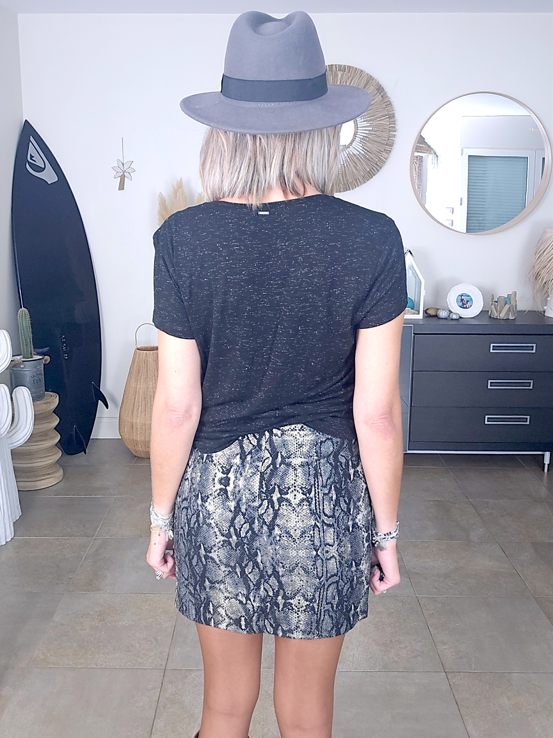 T-shirt noir avec perles bijoux