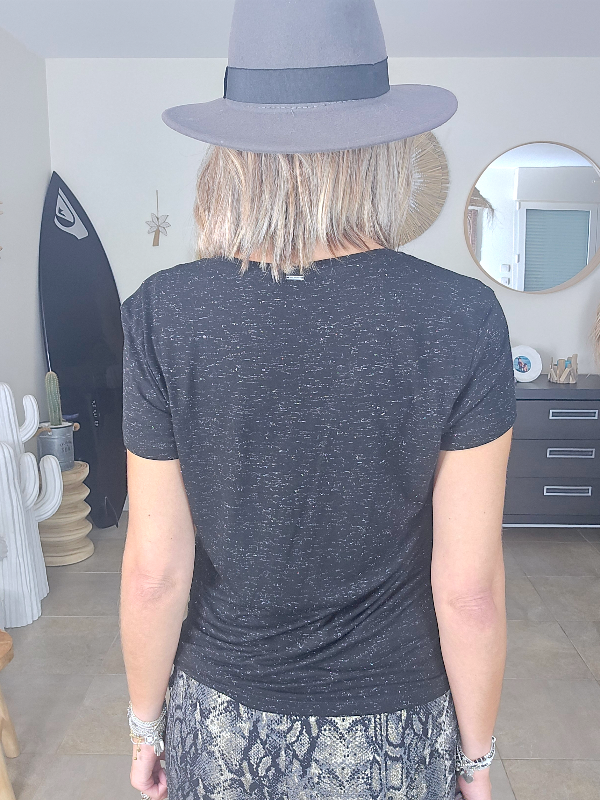 T-shirt noir avec perles bijoux