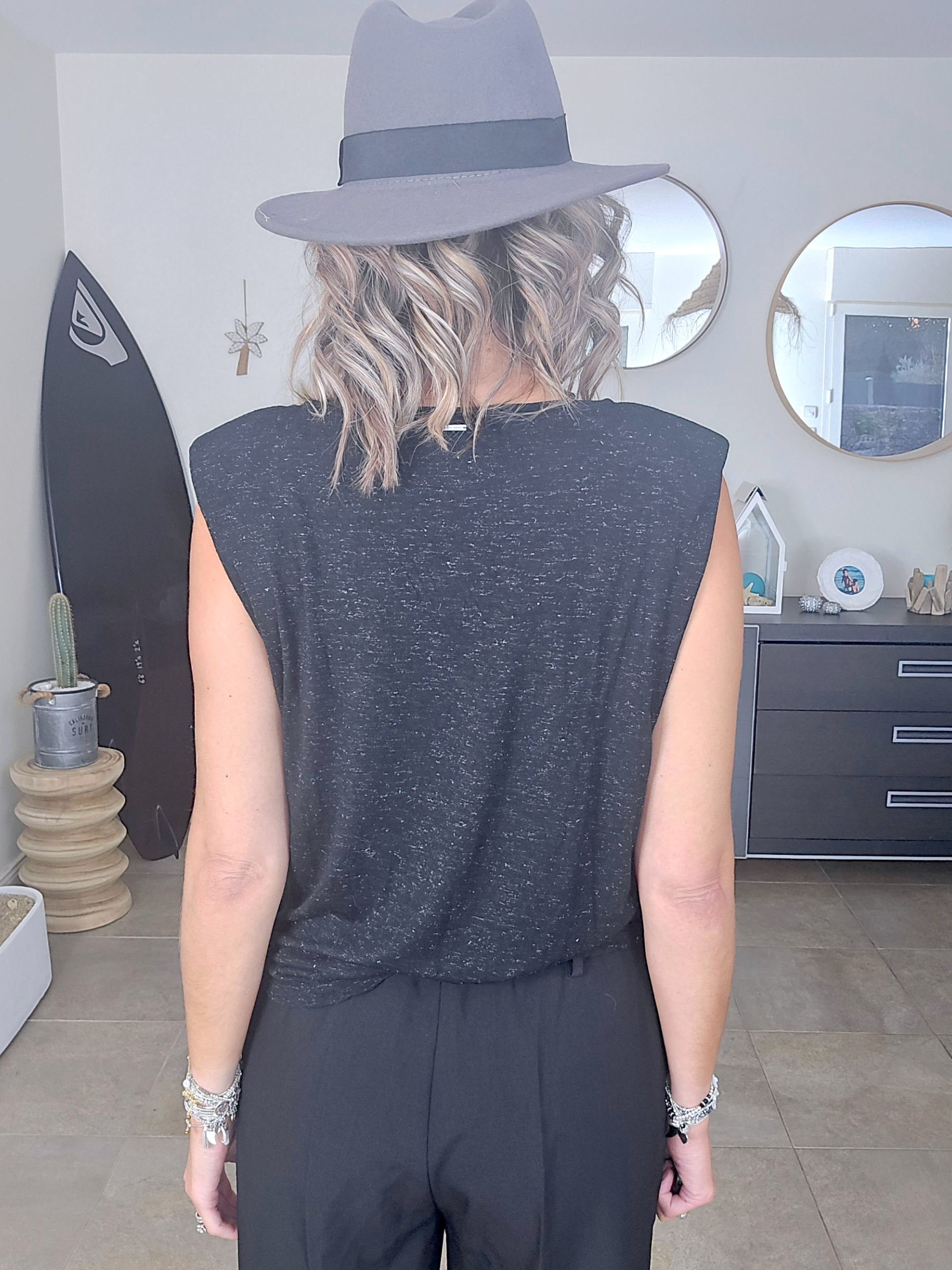 T-shirt noir avec fils métallisés dorés