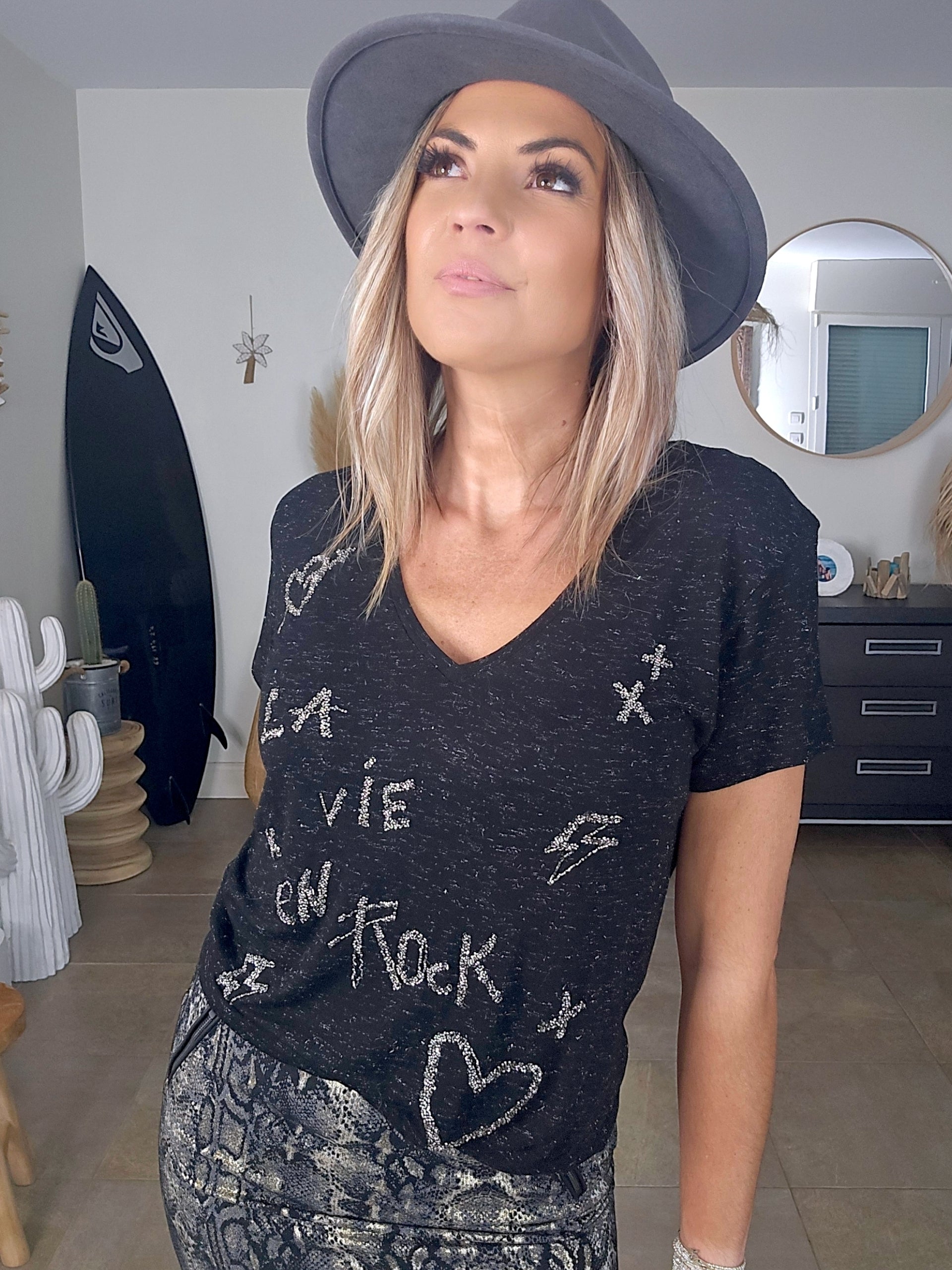 T-shirt noir avec perles bijoux
