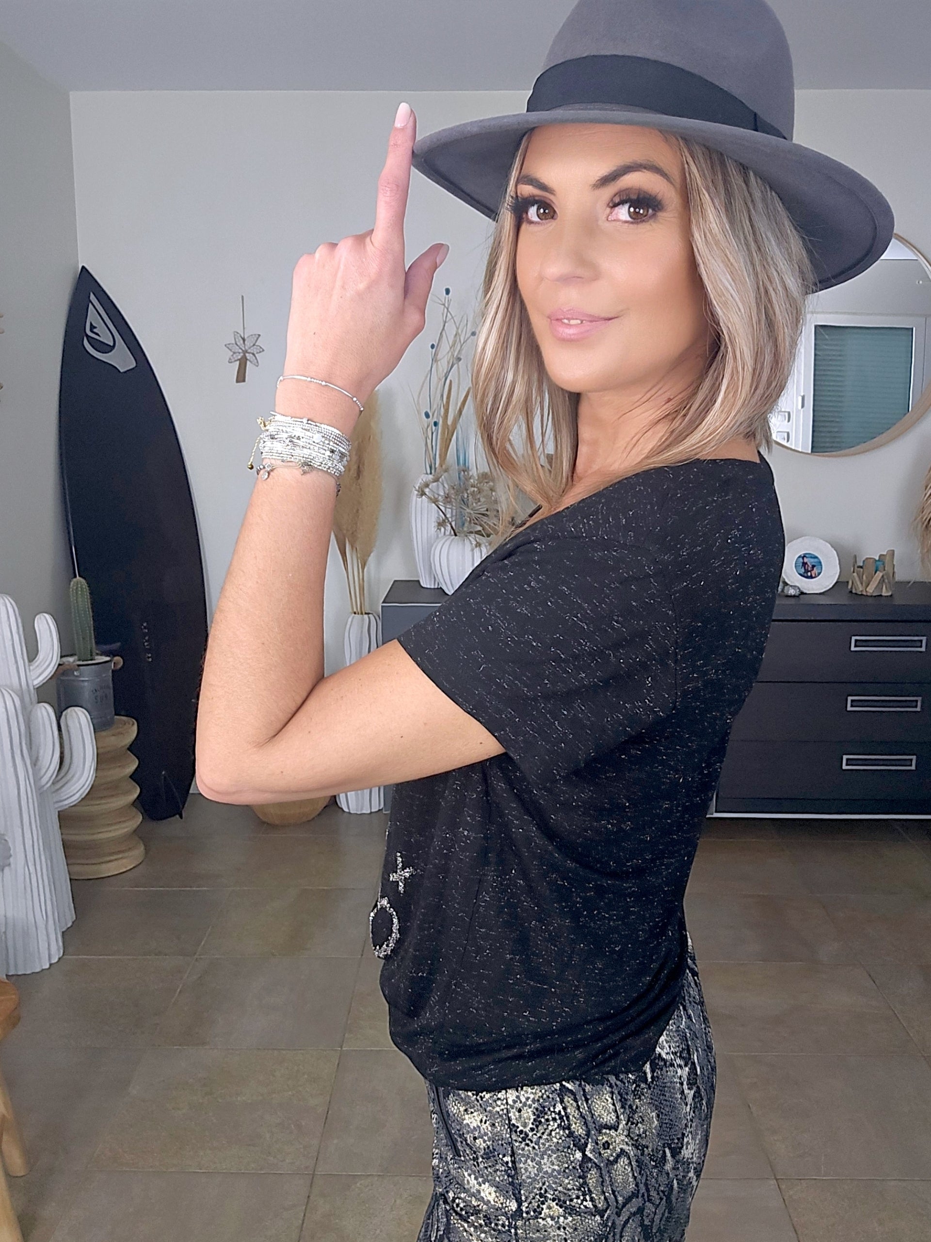 T-shirt noir avec perles bijoux