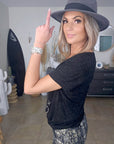 T-shirt noir avec perles bijoux
