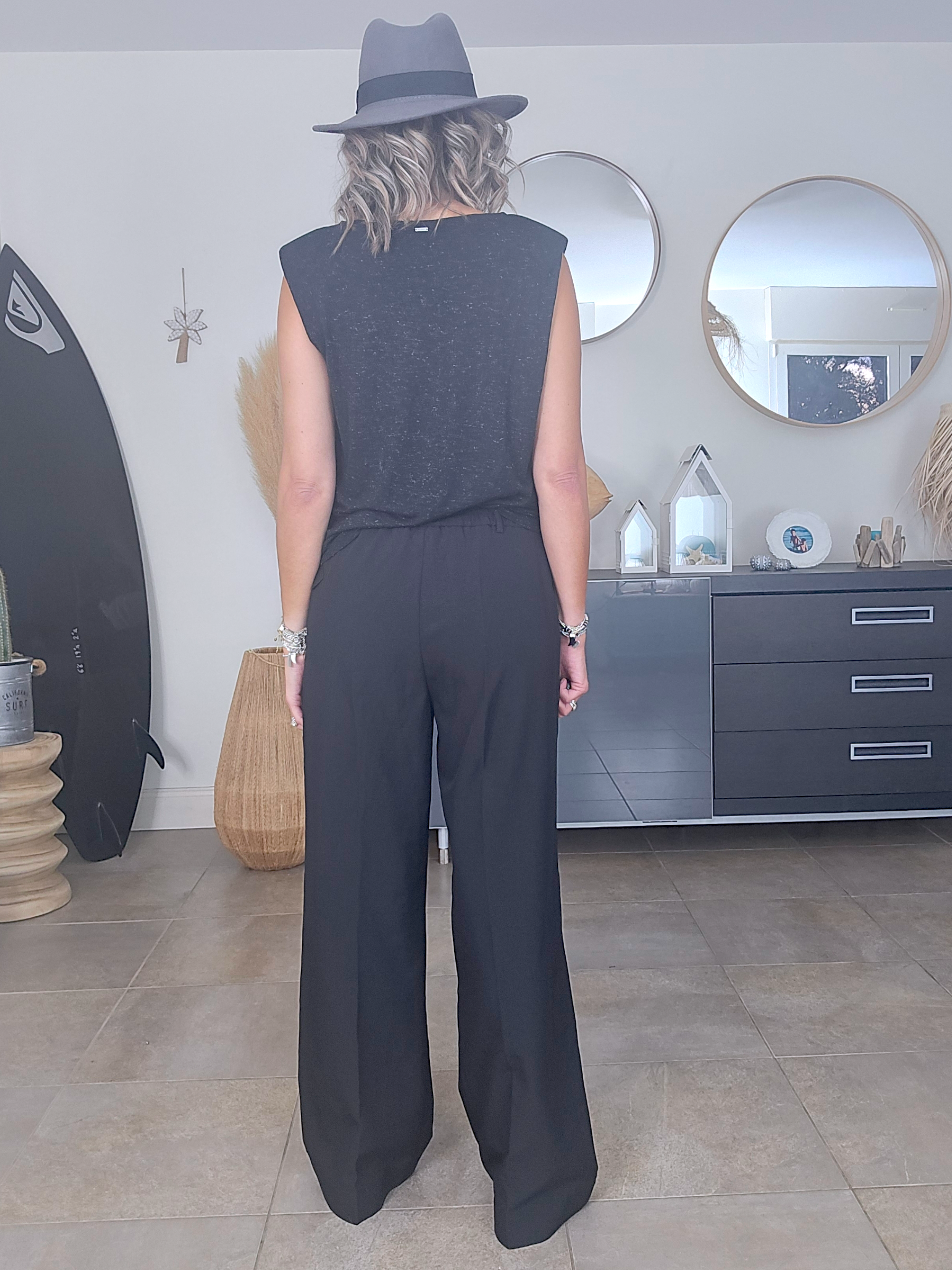 T-shirt noir avec fils métallisés dorés