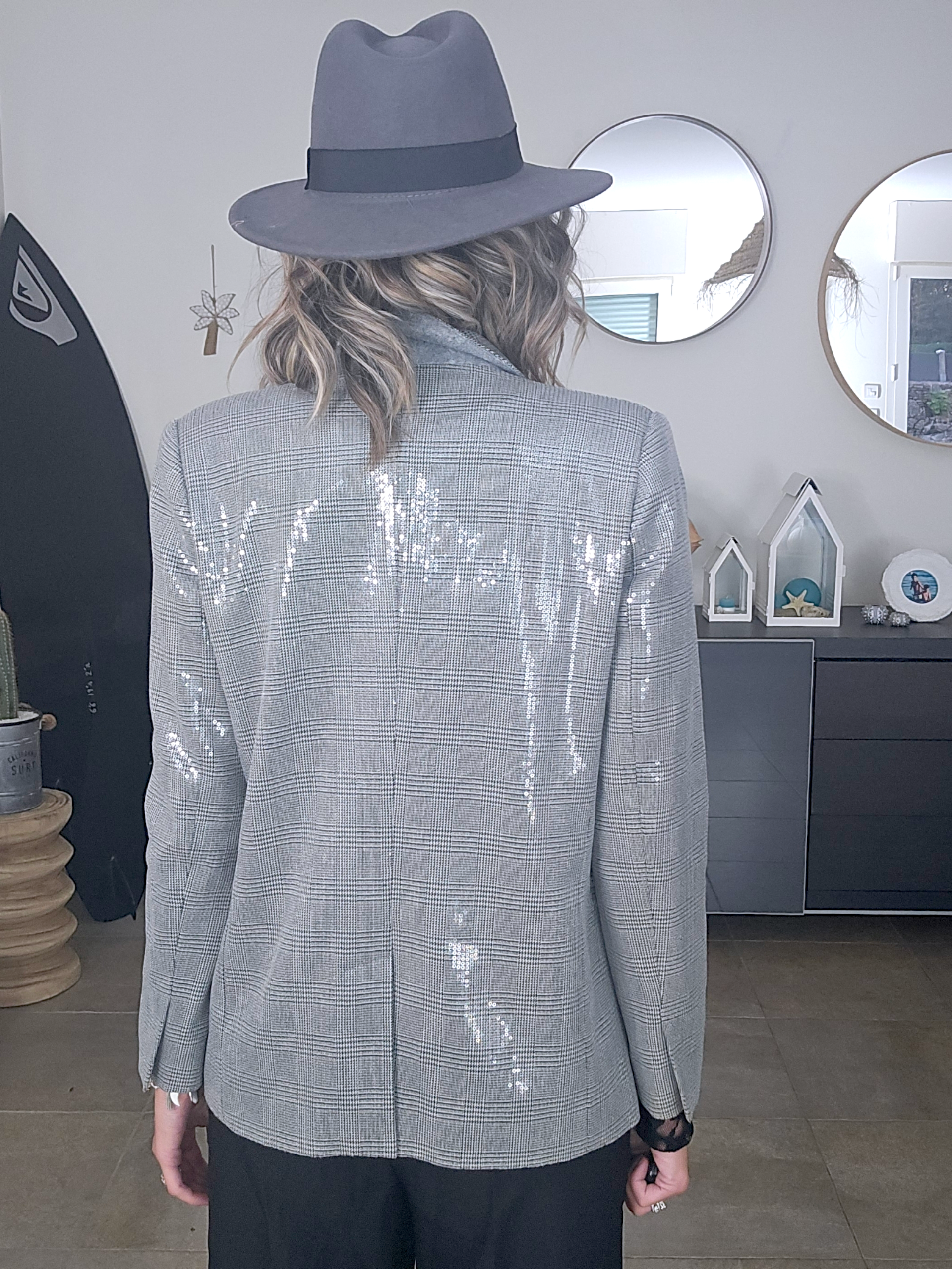 Veste grise à carreaux et sequins - 𝐌𝐚𝐫𝐢𝐧𝐚𝟒𝟒𝐟𝐚𝐦𝐢𝐥𝐲