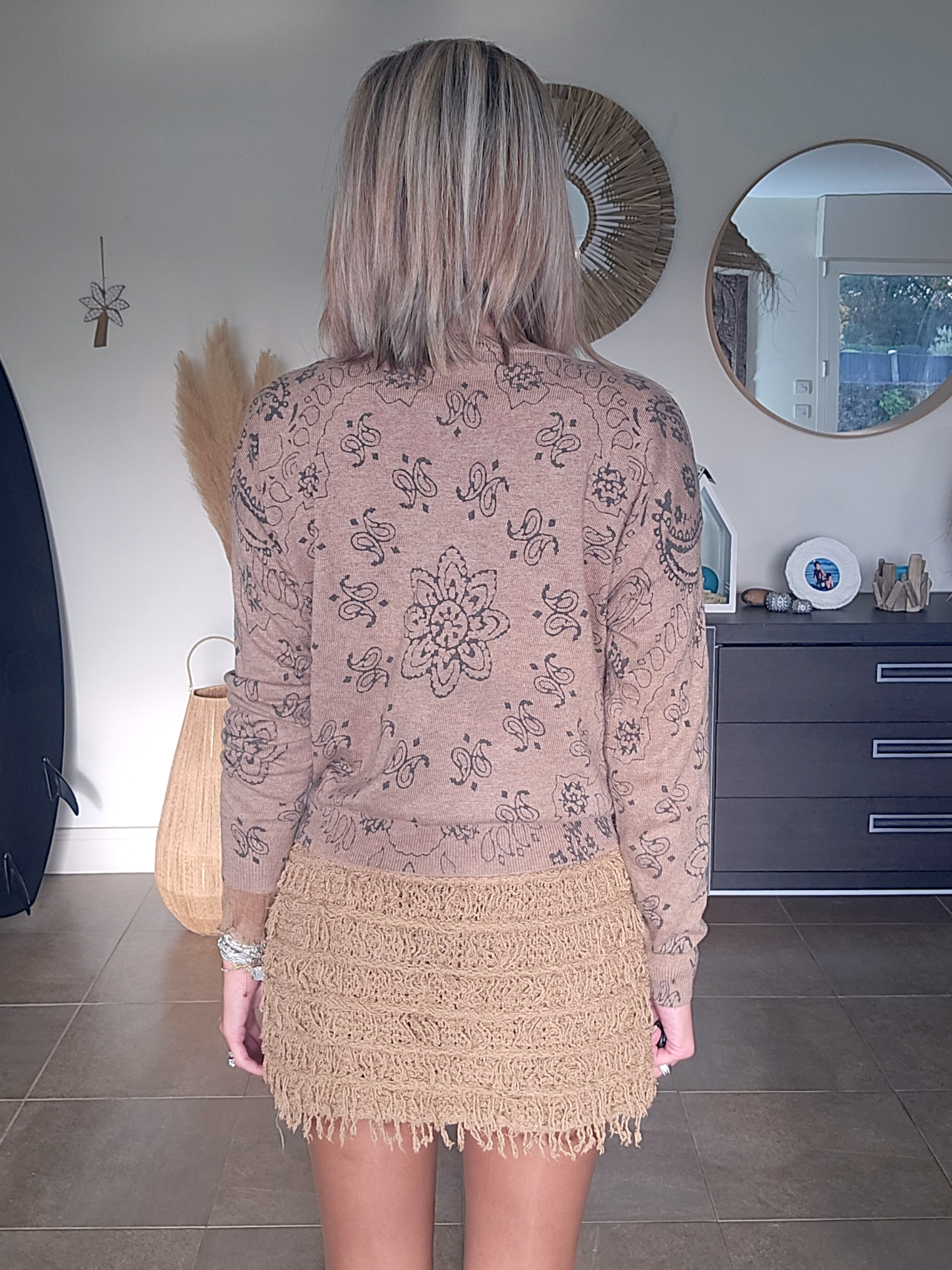 Pull beige à imprimé bandana marron