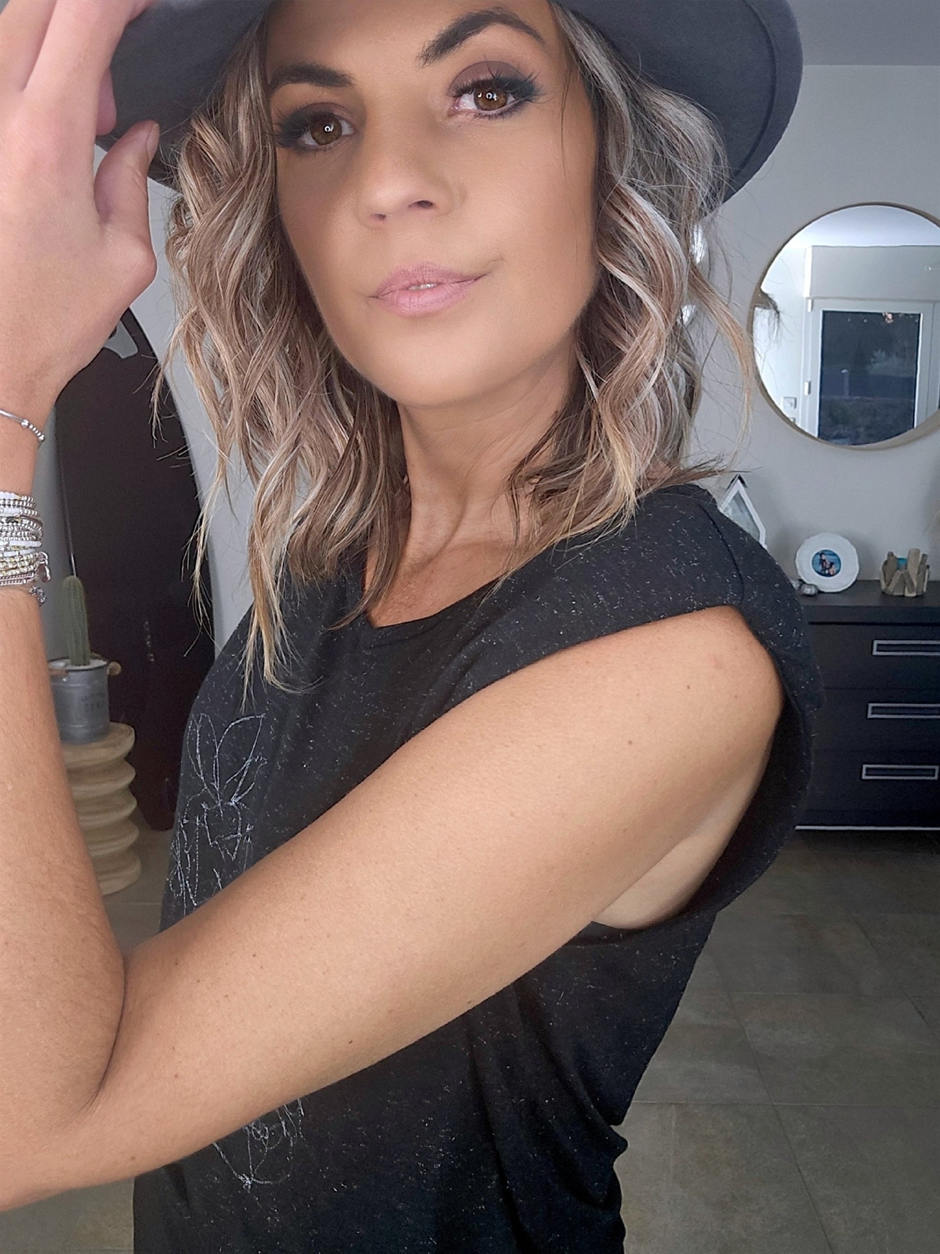 T-shirt noir avec fils métallisés dorés