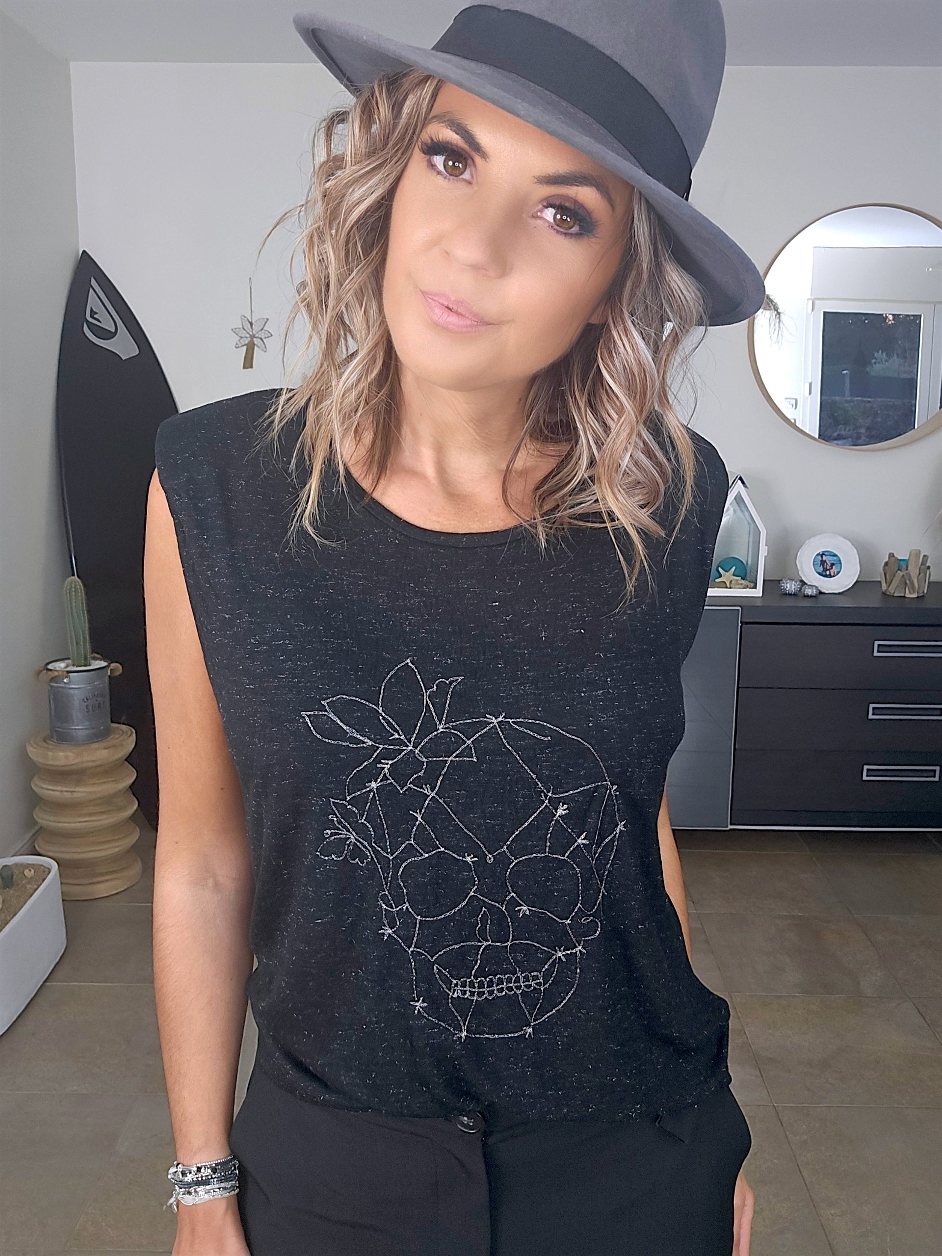 T-shirt noir avec fils métallisés dorés