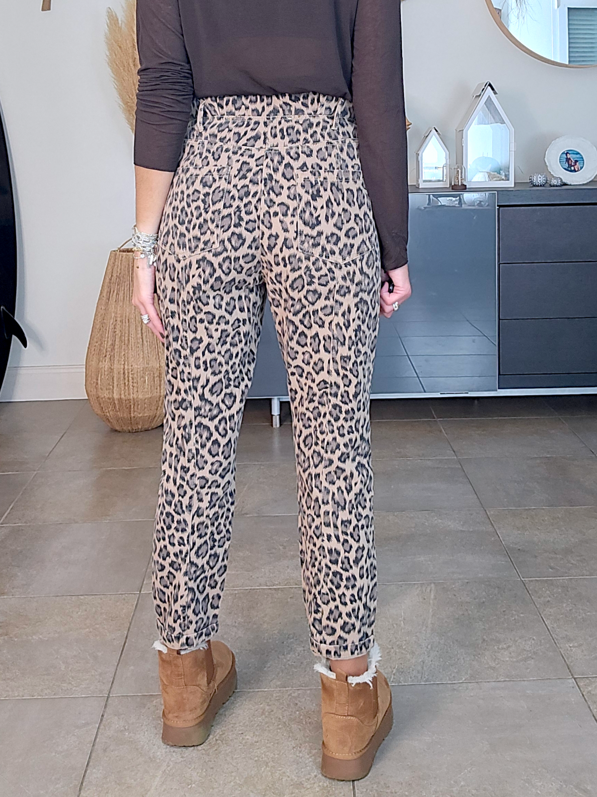 Pantalon carotte à imprimé léopard