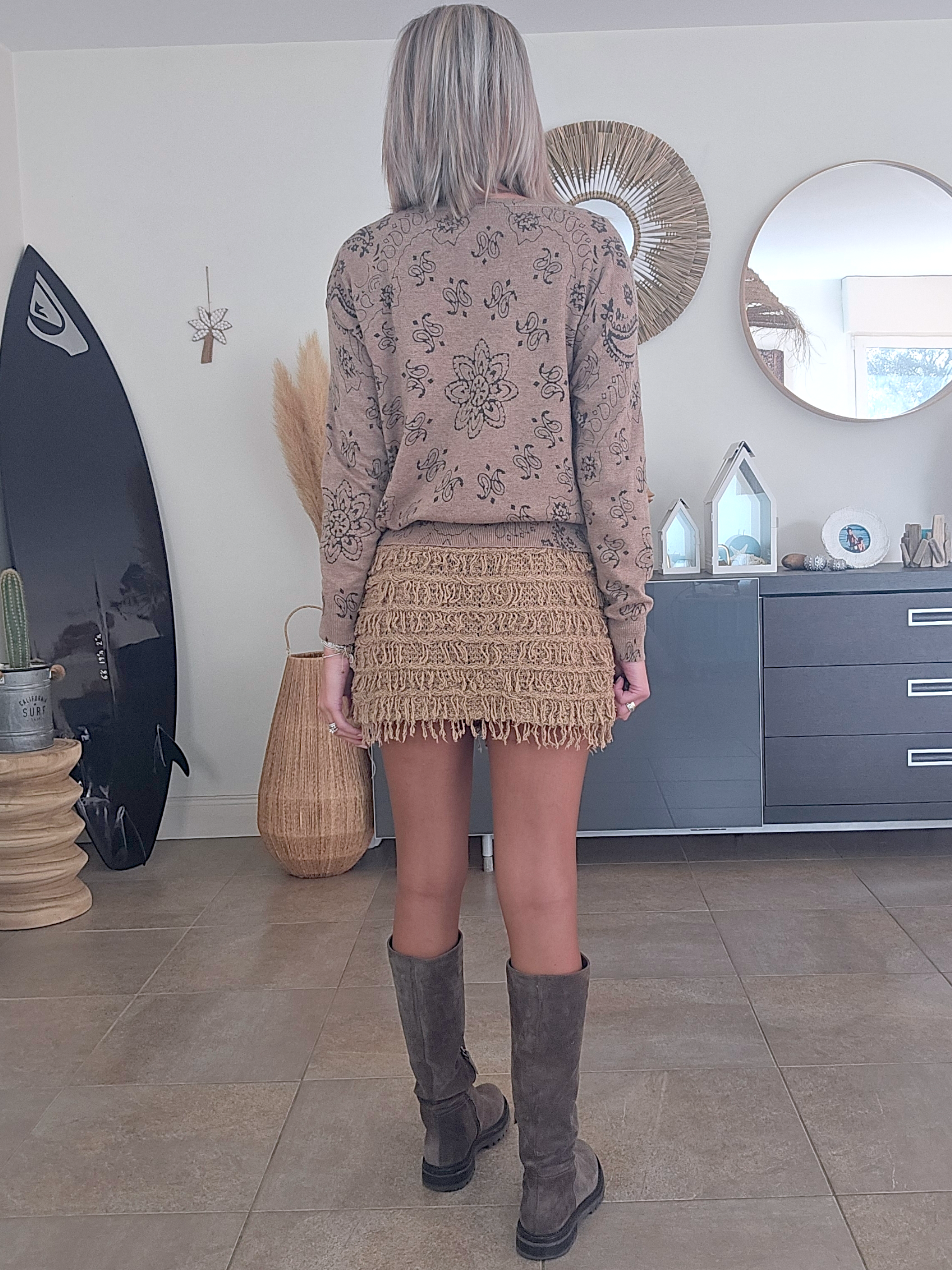 Pull beige à imprimé bandana marron