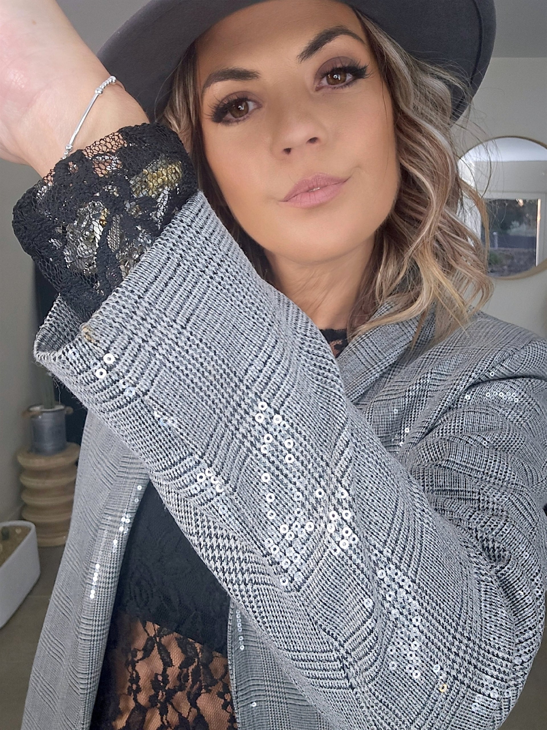 Veste grise à carreaux et sequins - 𝐌𝐚𝐫𝐢𝐧𝐚𝟒𝟒𝐟𝐚𝐦𝐢𝐥𝐲