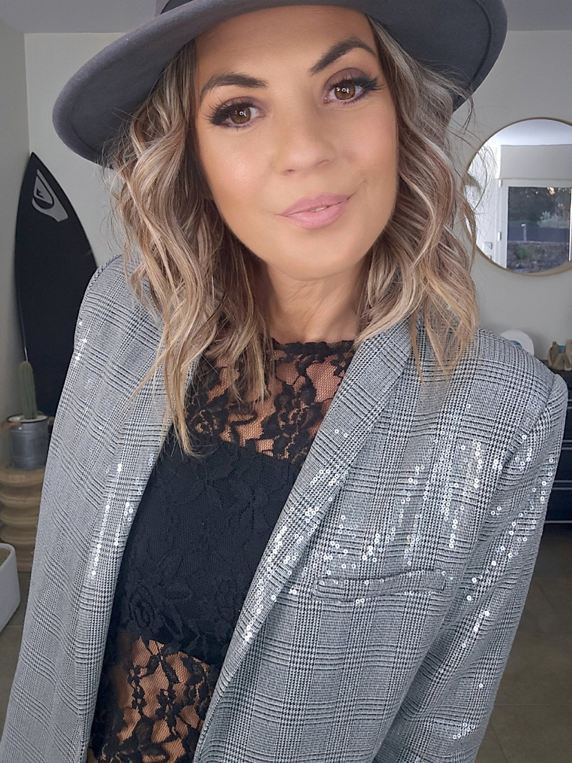 Veste grise à carreaux et sequins - 𝐌𝐚𝐫𝐢𝐧𝐚𝟒𝟒𝐟𝐚𝐦𝐢𝐥𝐲