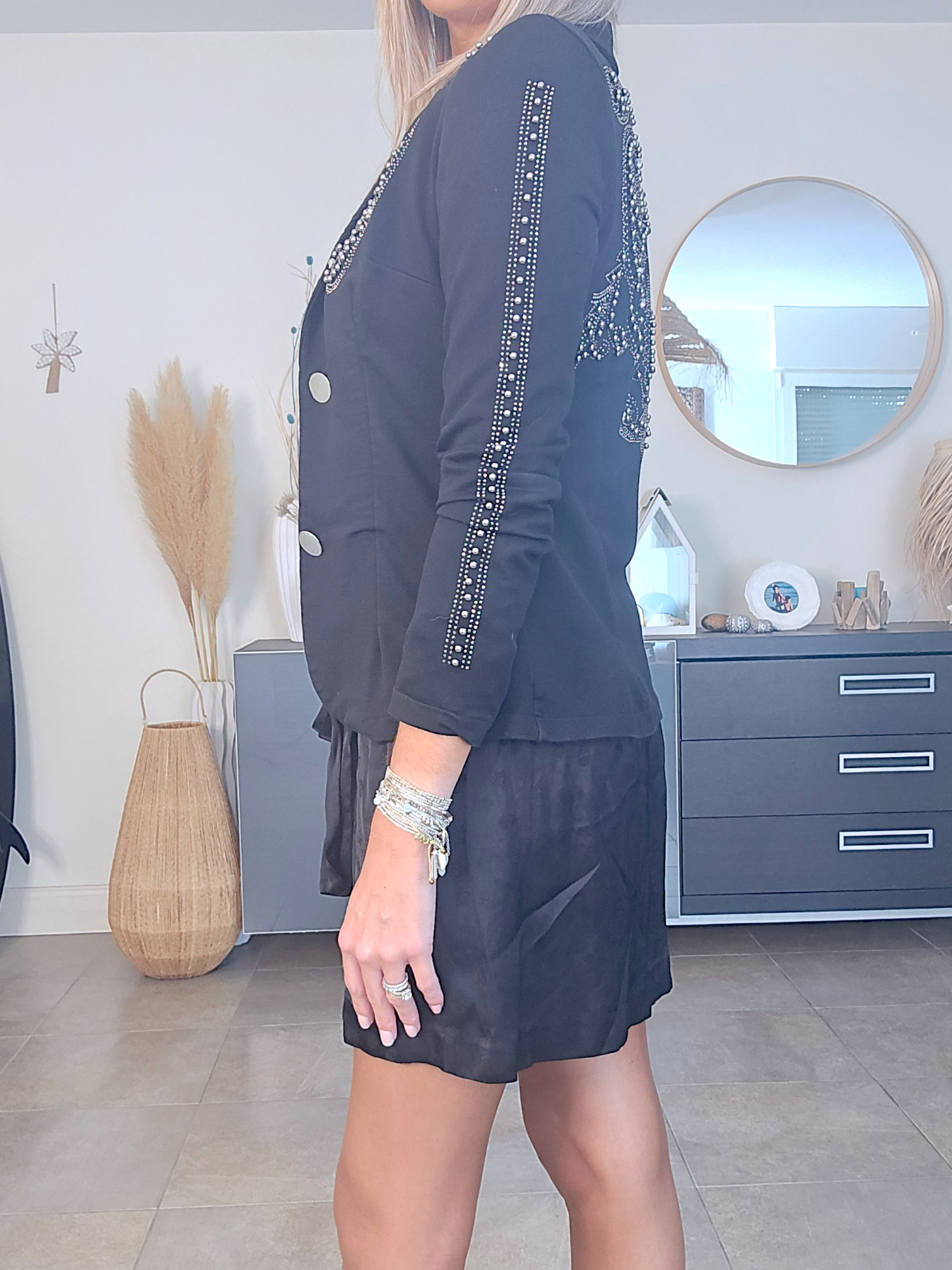 Veste cintrée noire cloutée