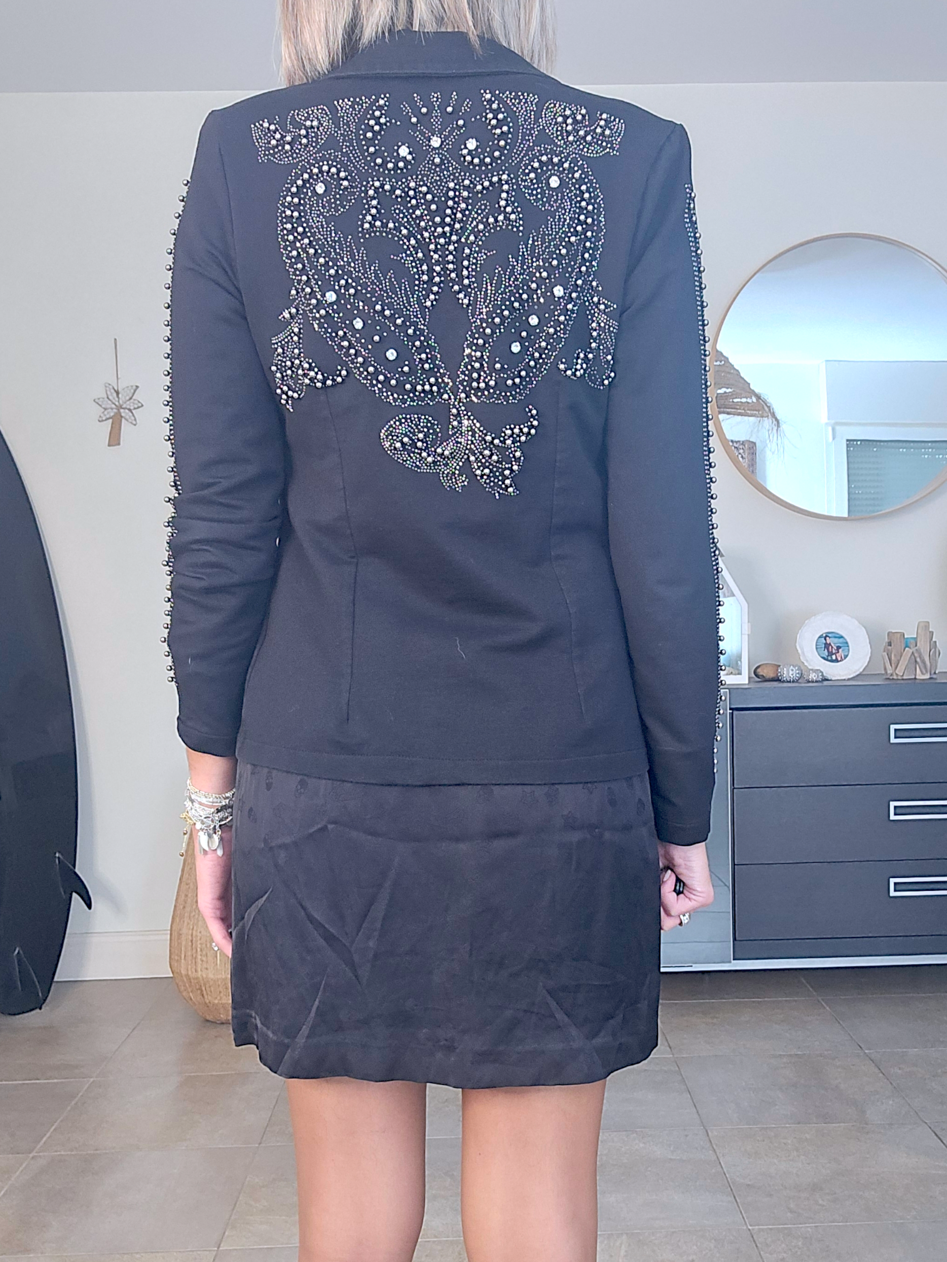 Veste cintrée noire cloutée