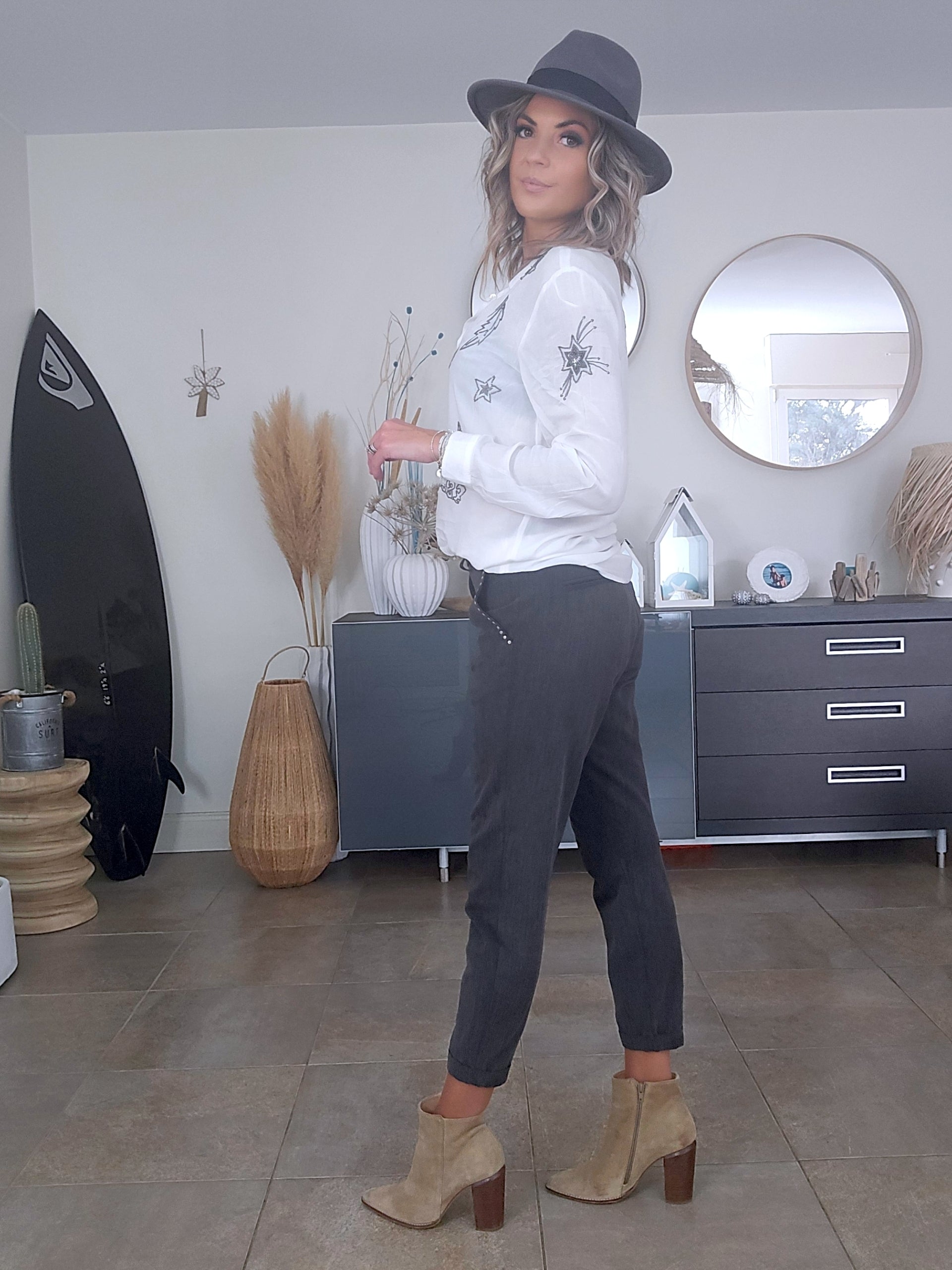 Chemise blanche à perles bijoux