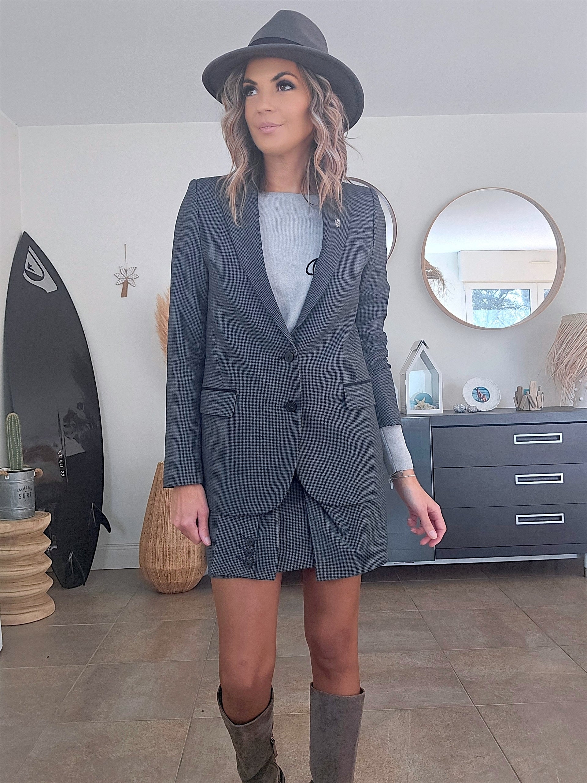 Veste chic noire &amp; grise avec pin's