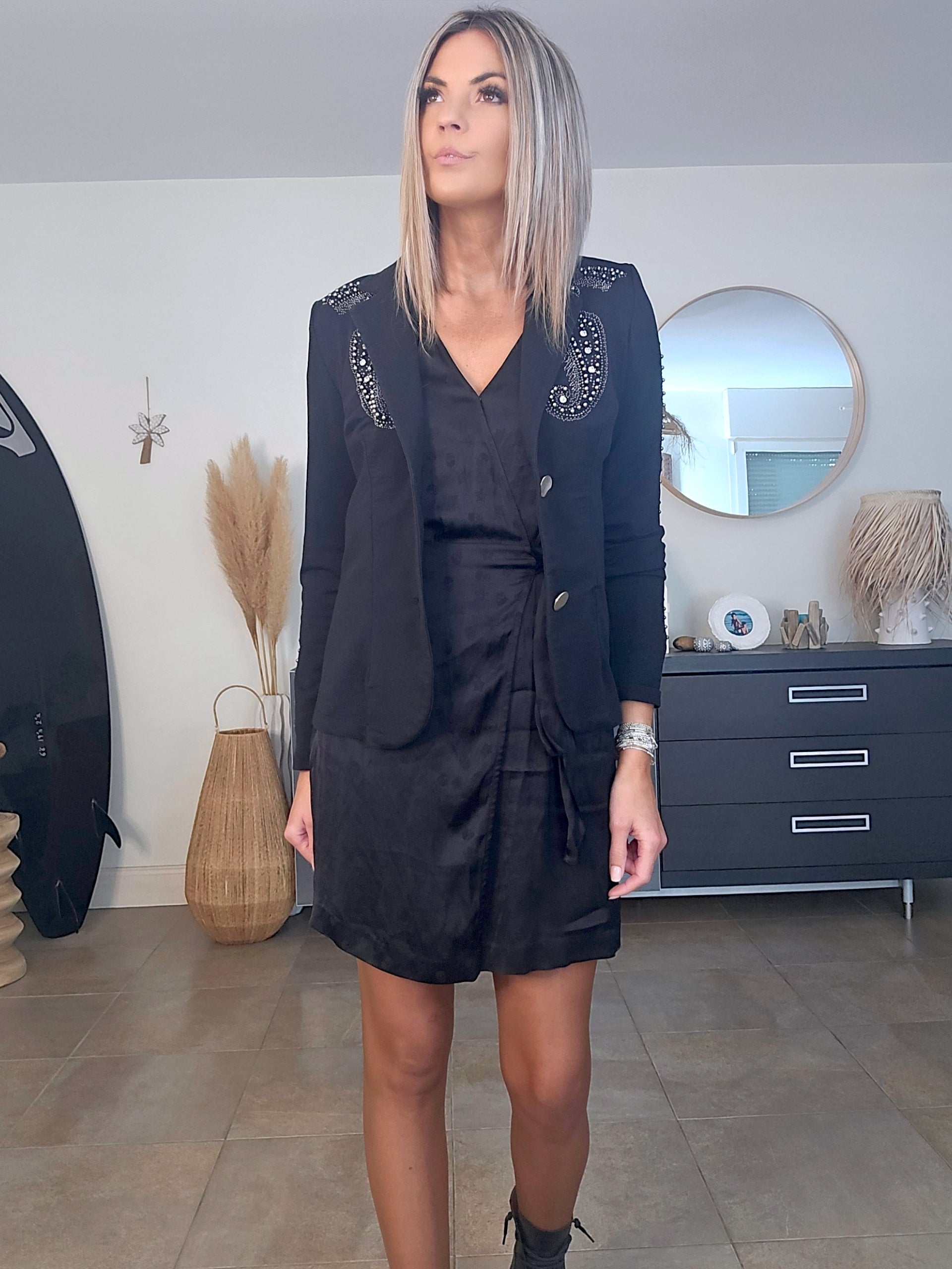 Veste cintrée noire cloutée