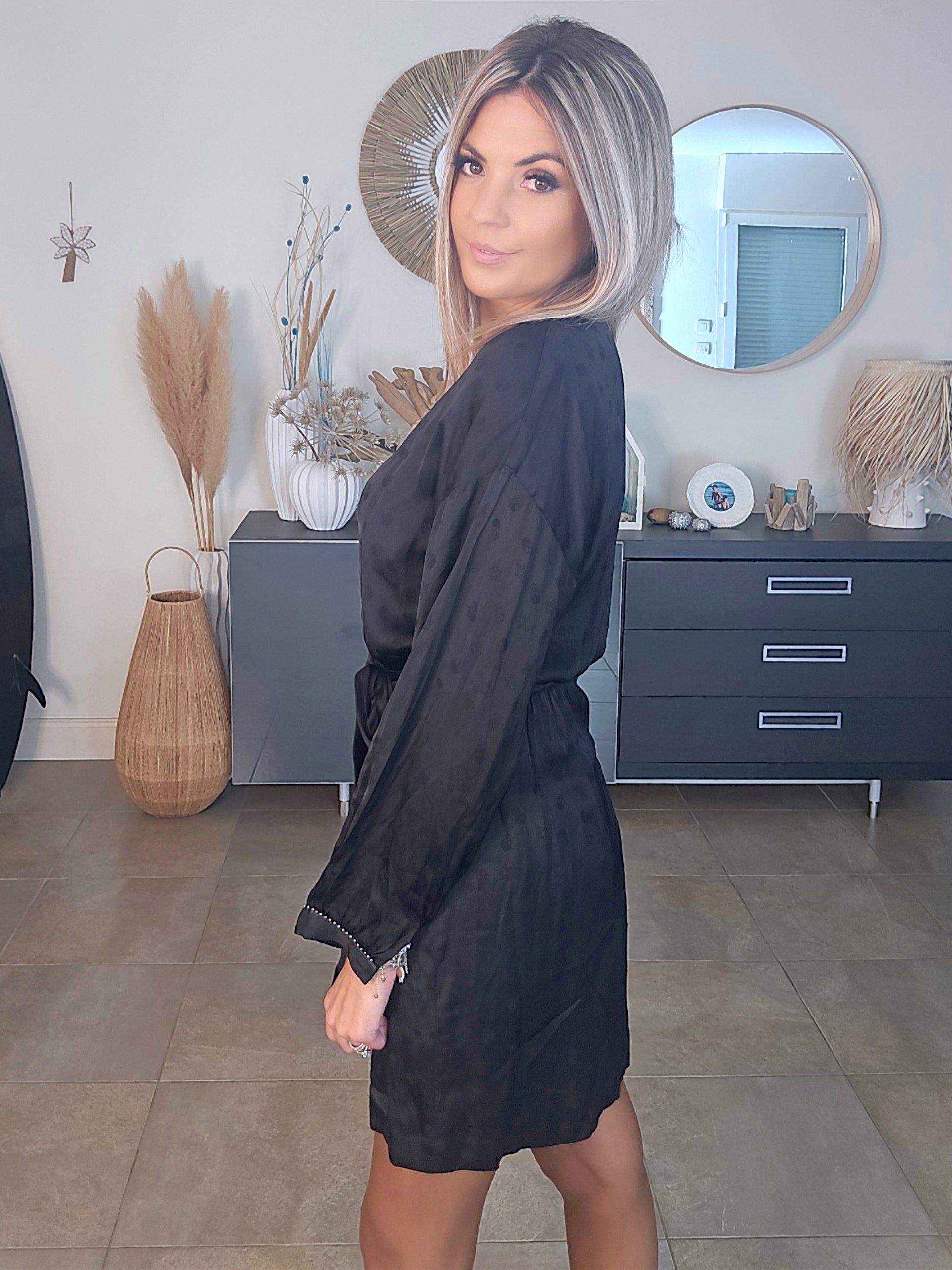 Robe noire skull en relief