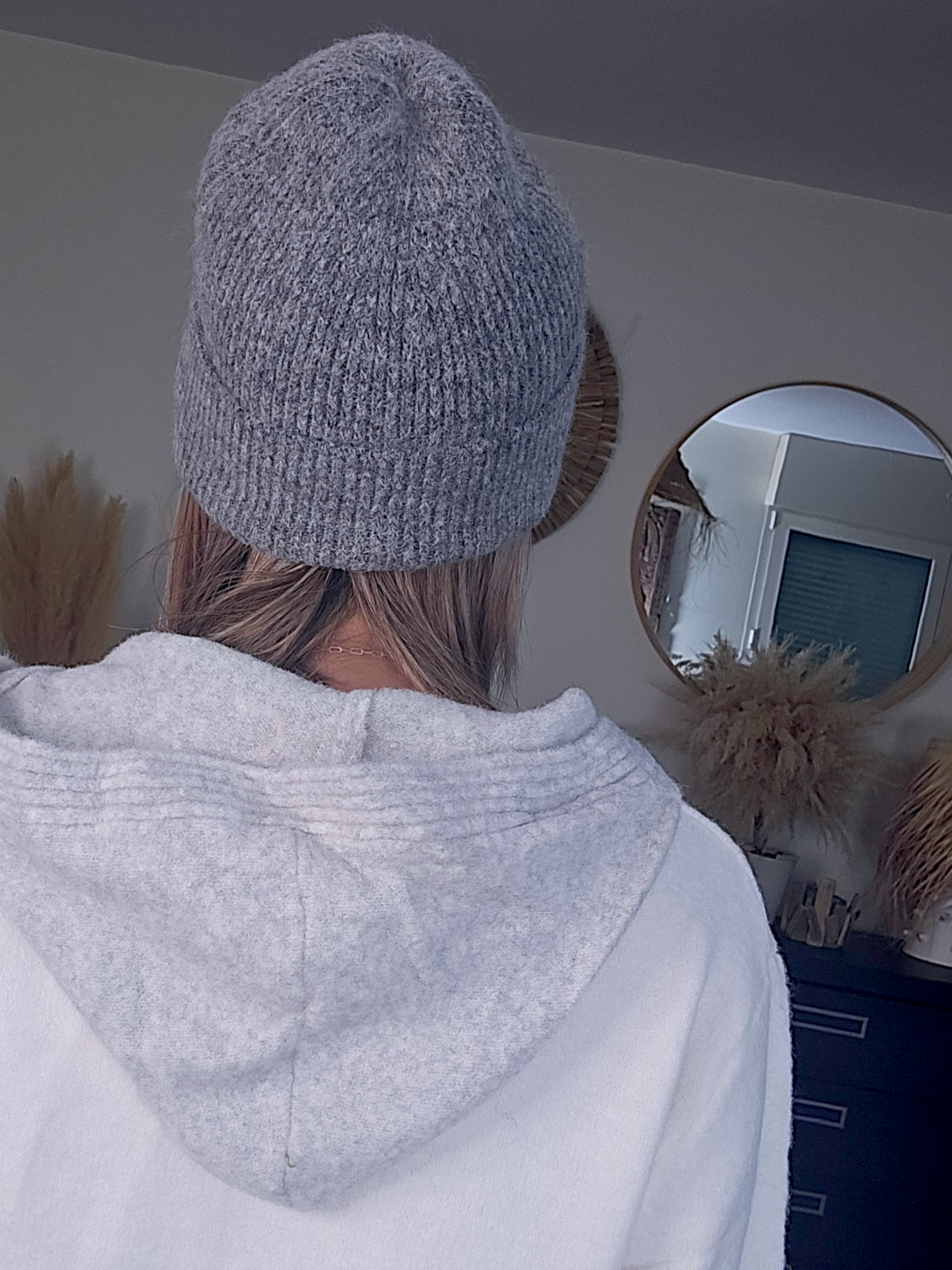 Bonnet gris à maille côtelée et chaude