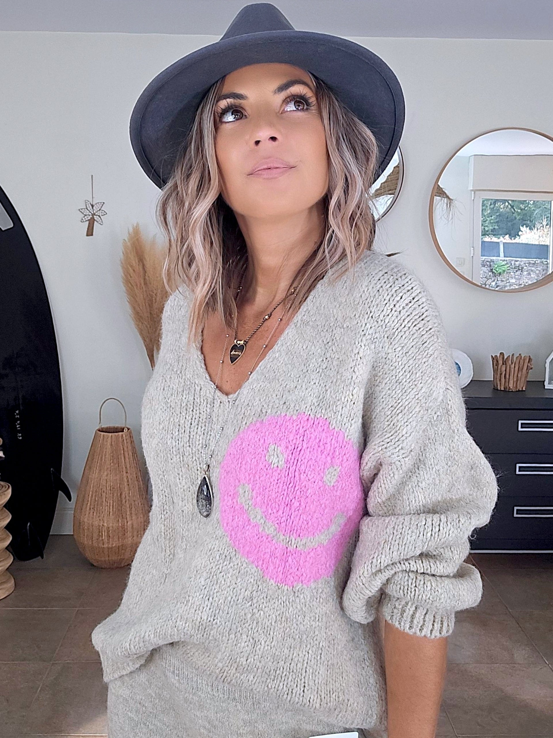 Pull beige smiley rose