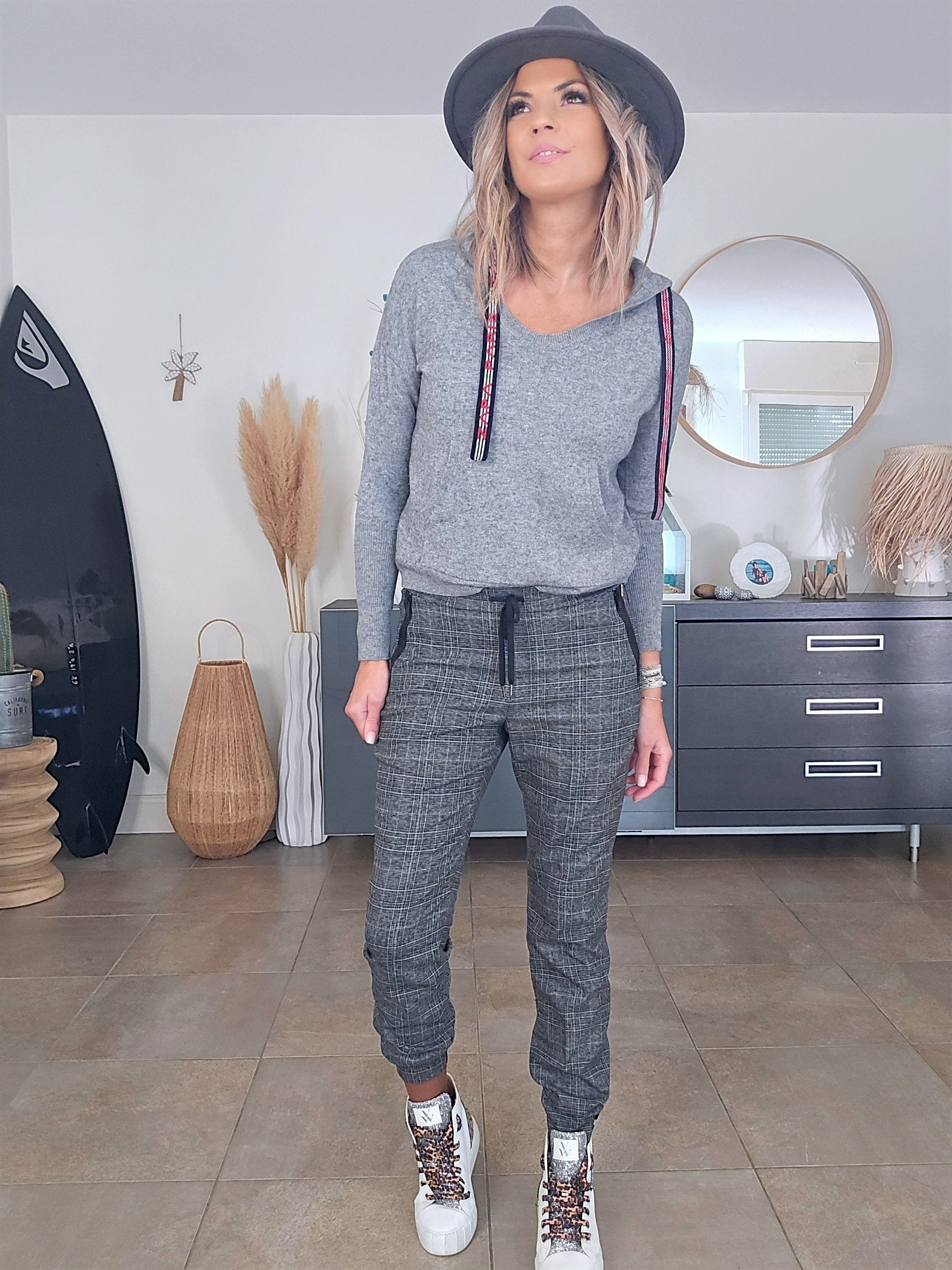 Pull gris à capuche