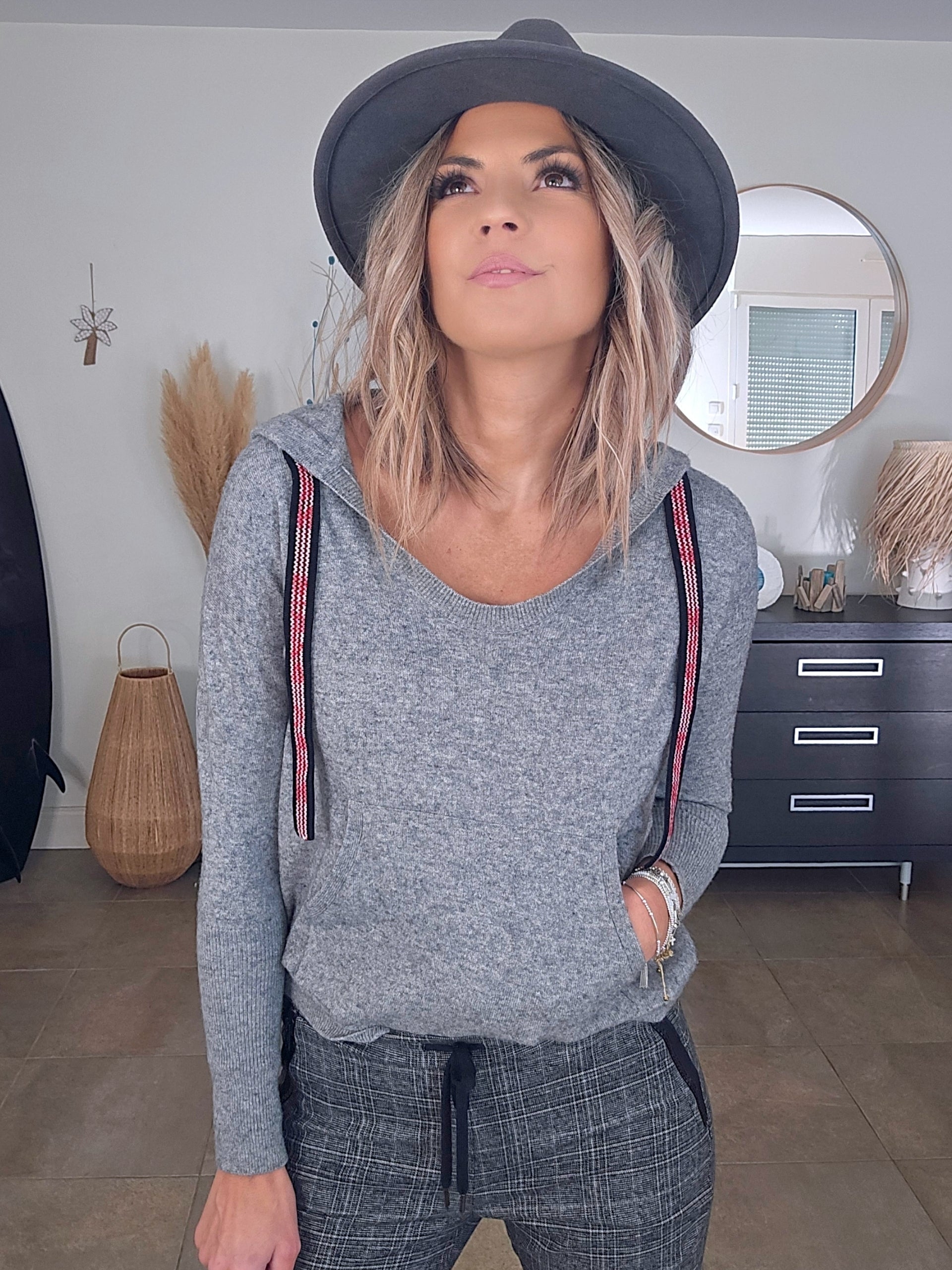 Pull gris à capuche