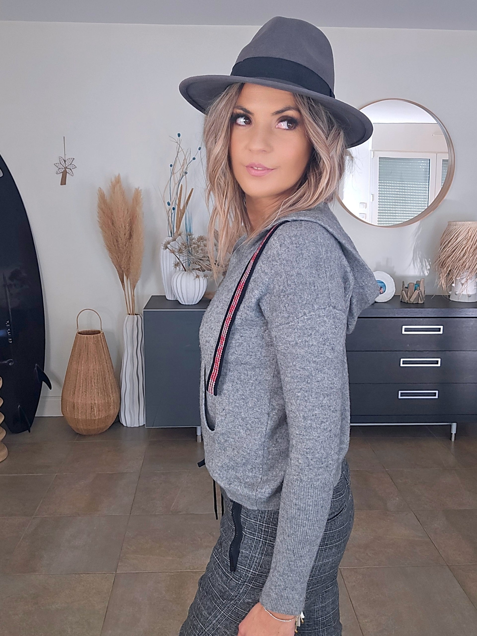 Pull gris à capuche