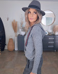 Pull gris à capuche