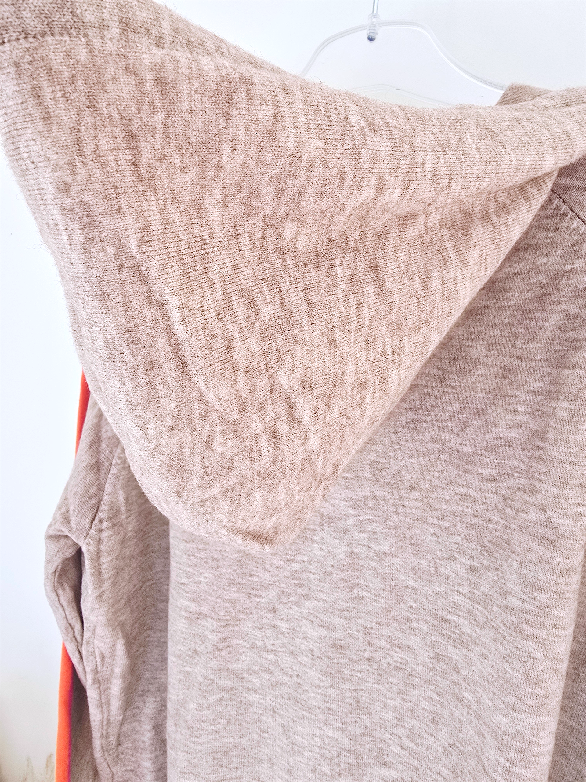 Cardigan à capuche à bandes fluo.