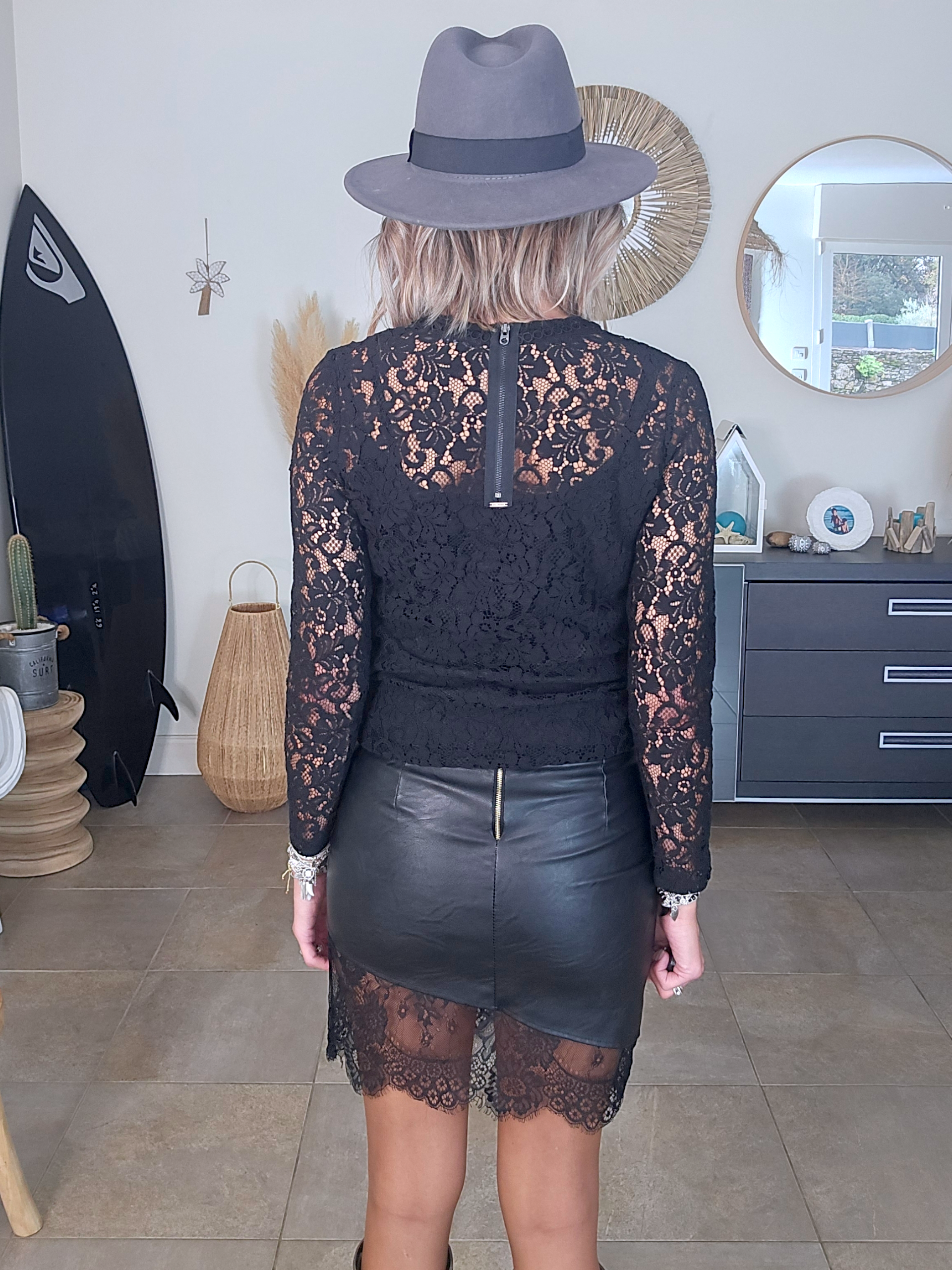 Jupe noire asymétrique avec dentelle