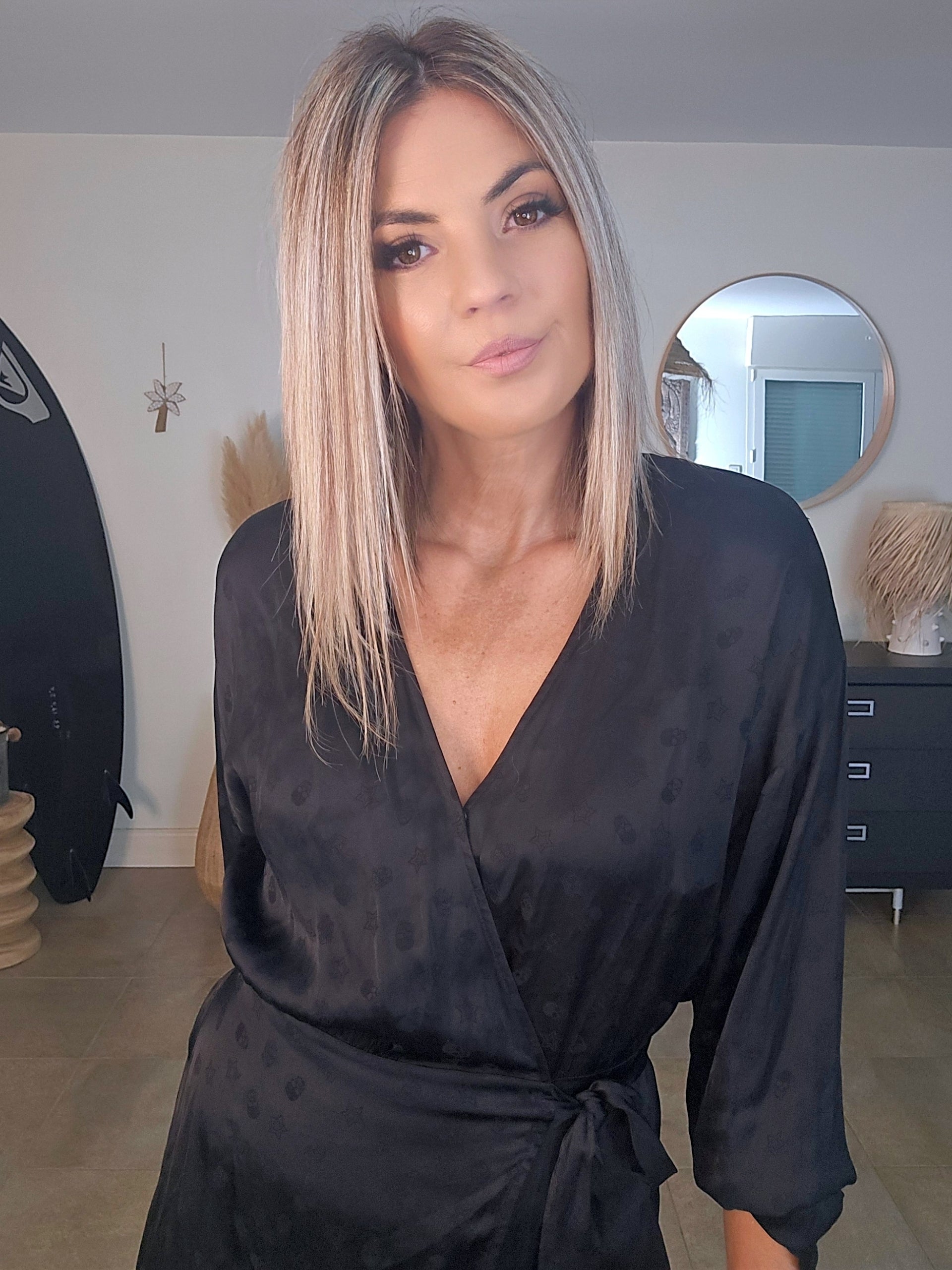 Robe noire skull en relief