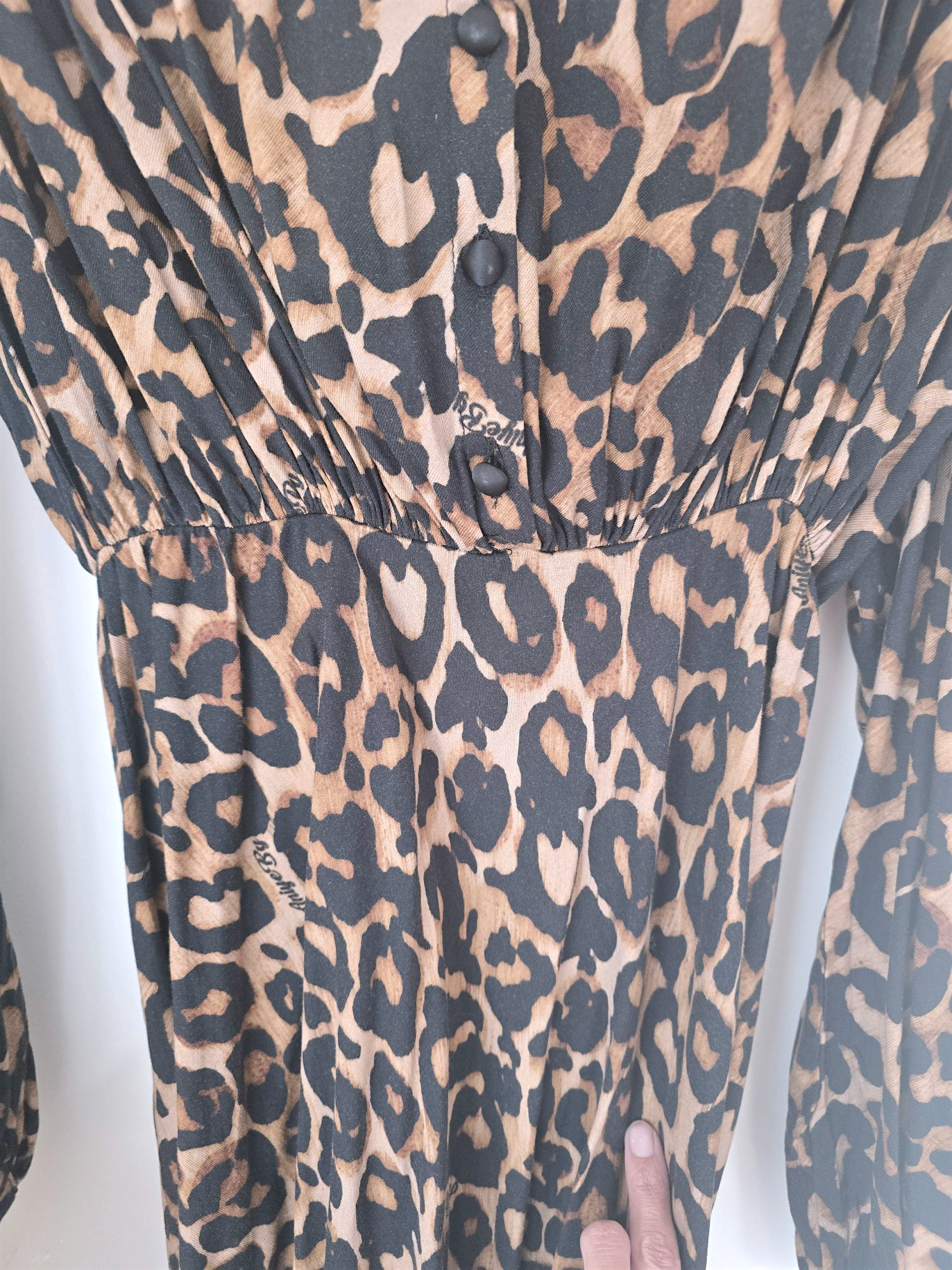 Robe léopard avec ceinture