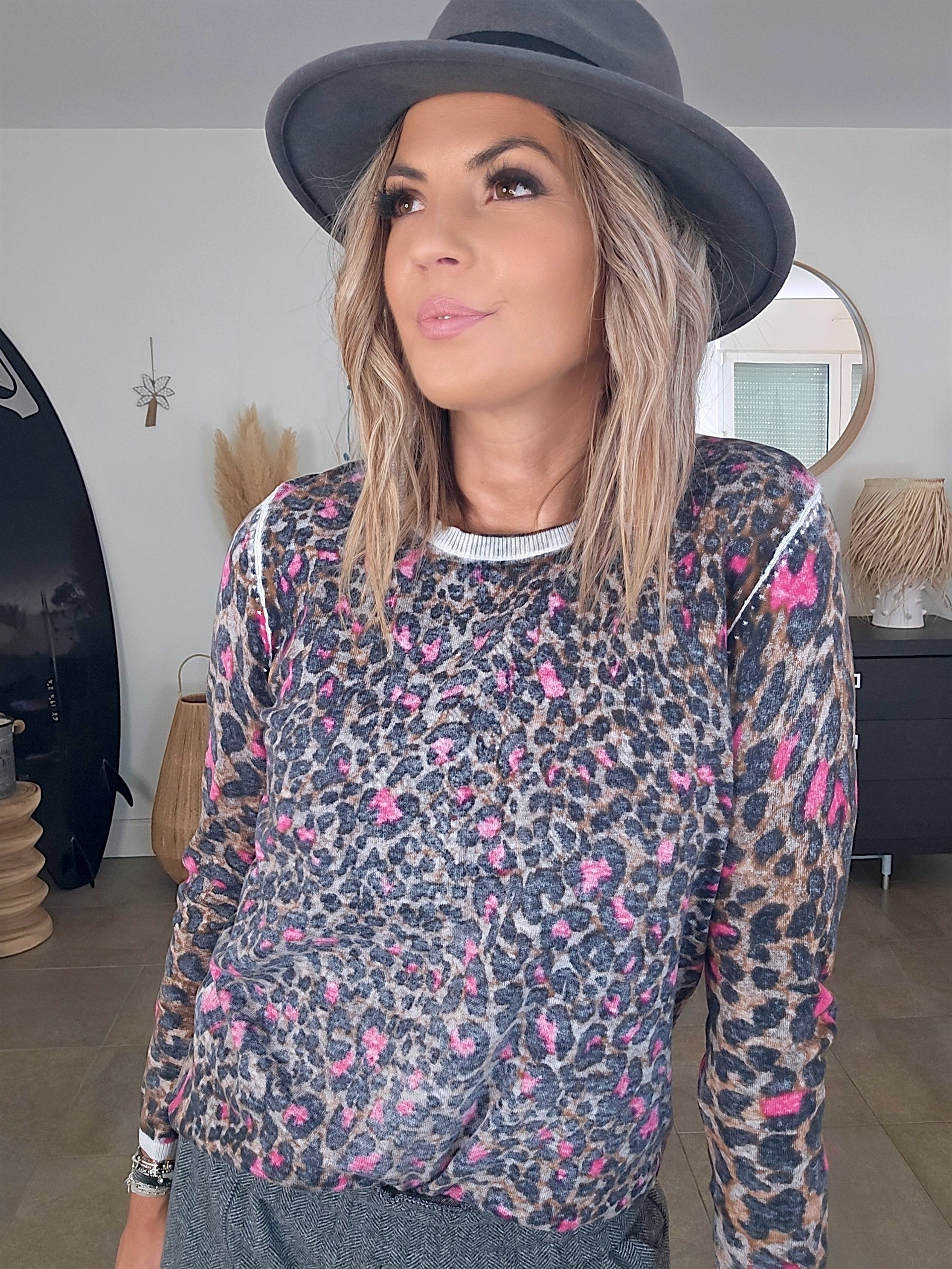 Pull léopard rose vif