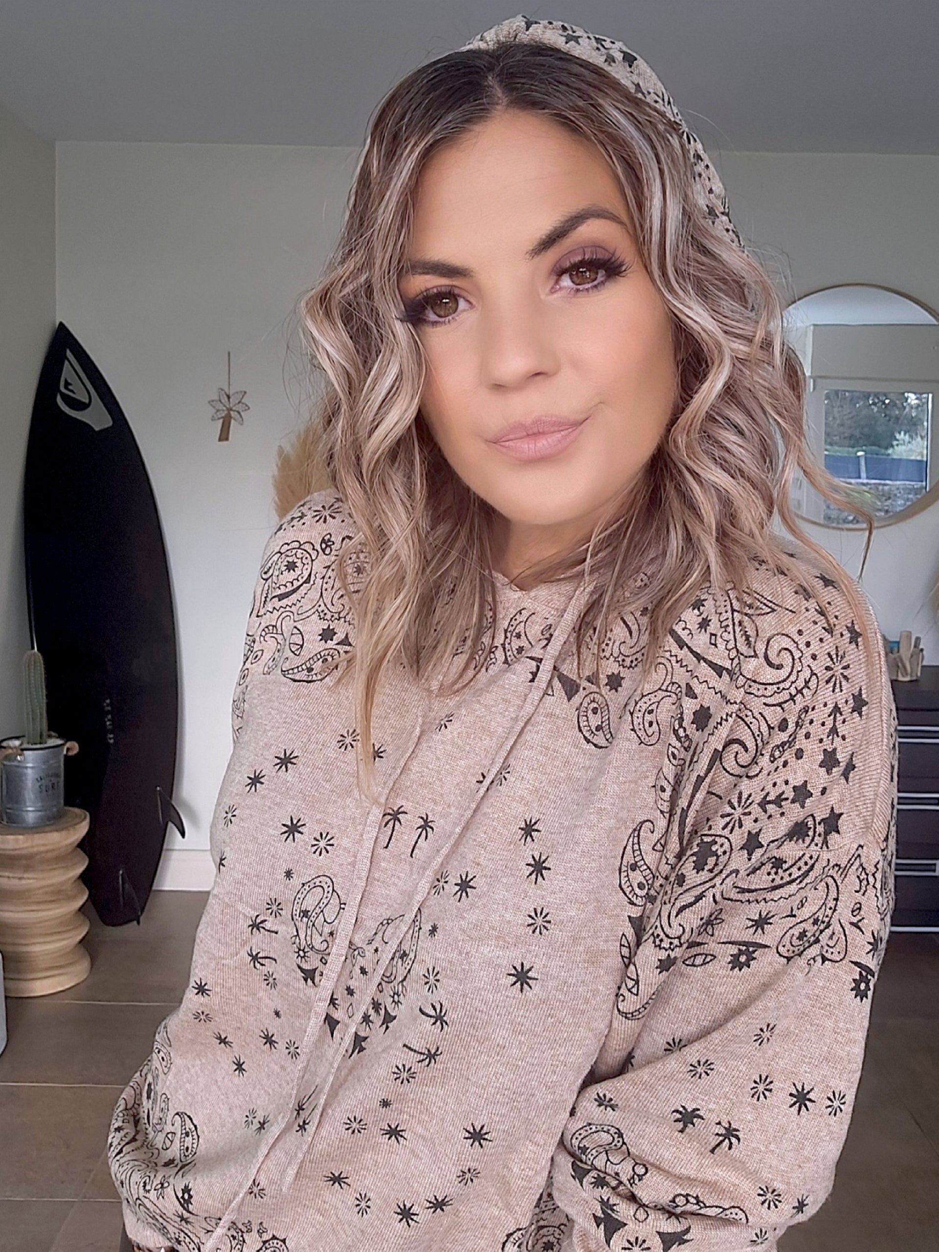 Pull capuche beige marron