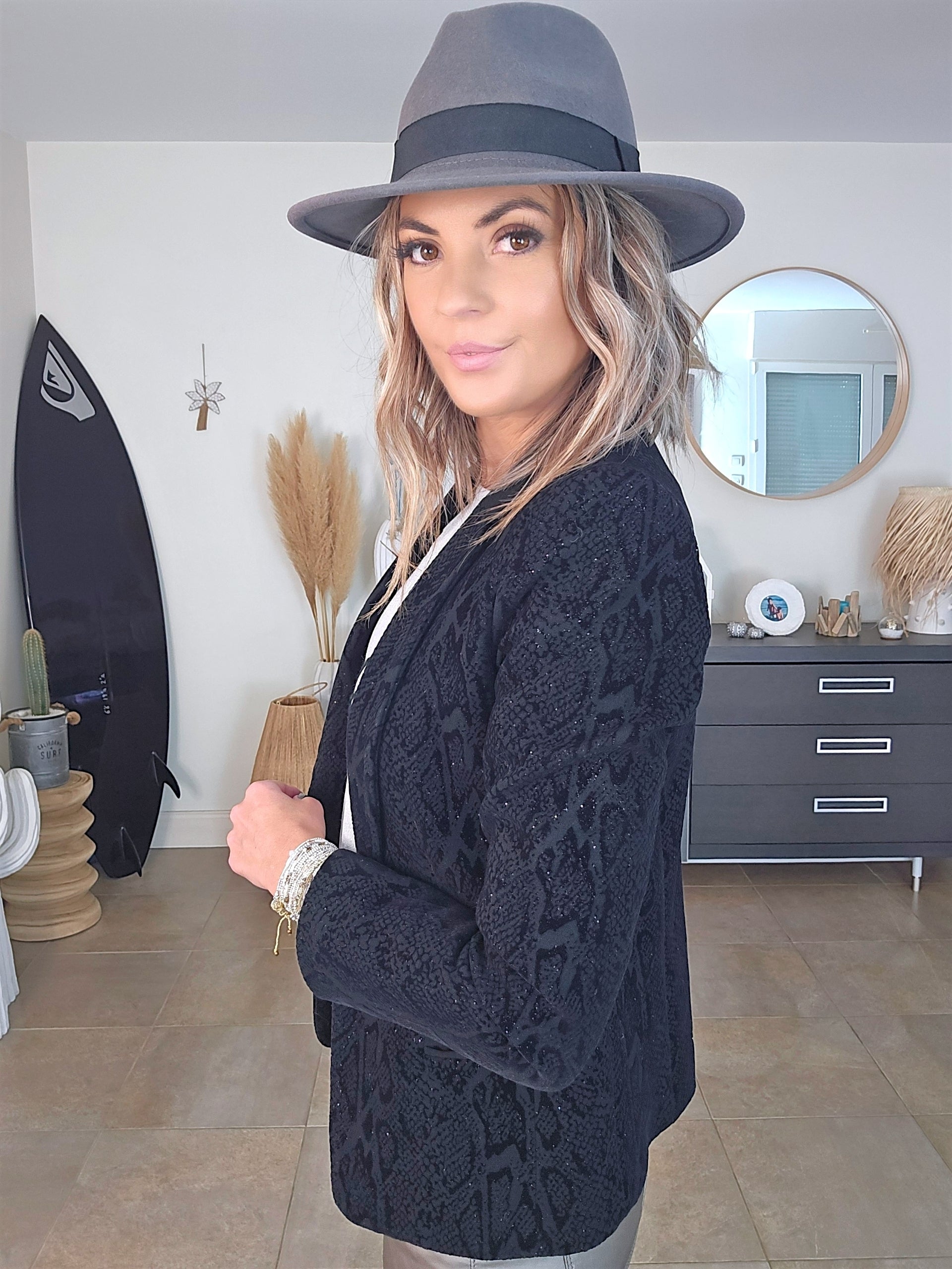 Veste noire velours ras à imprimé python scintillant