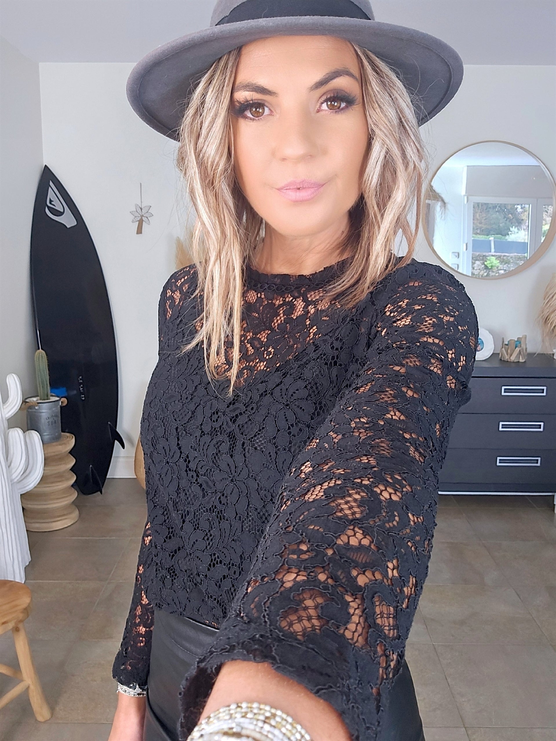 Haut noir en dentelle