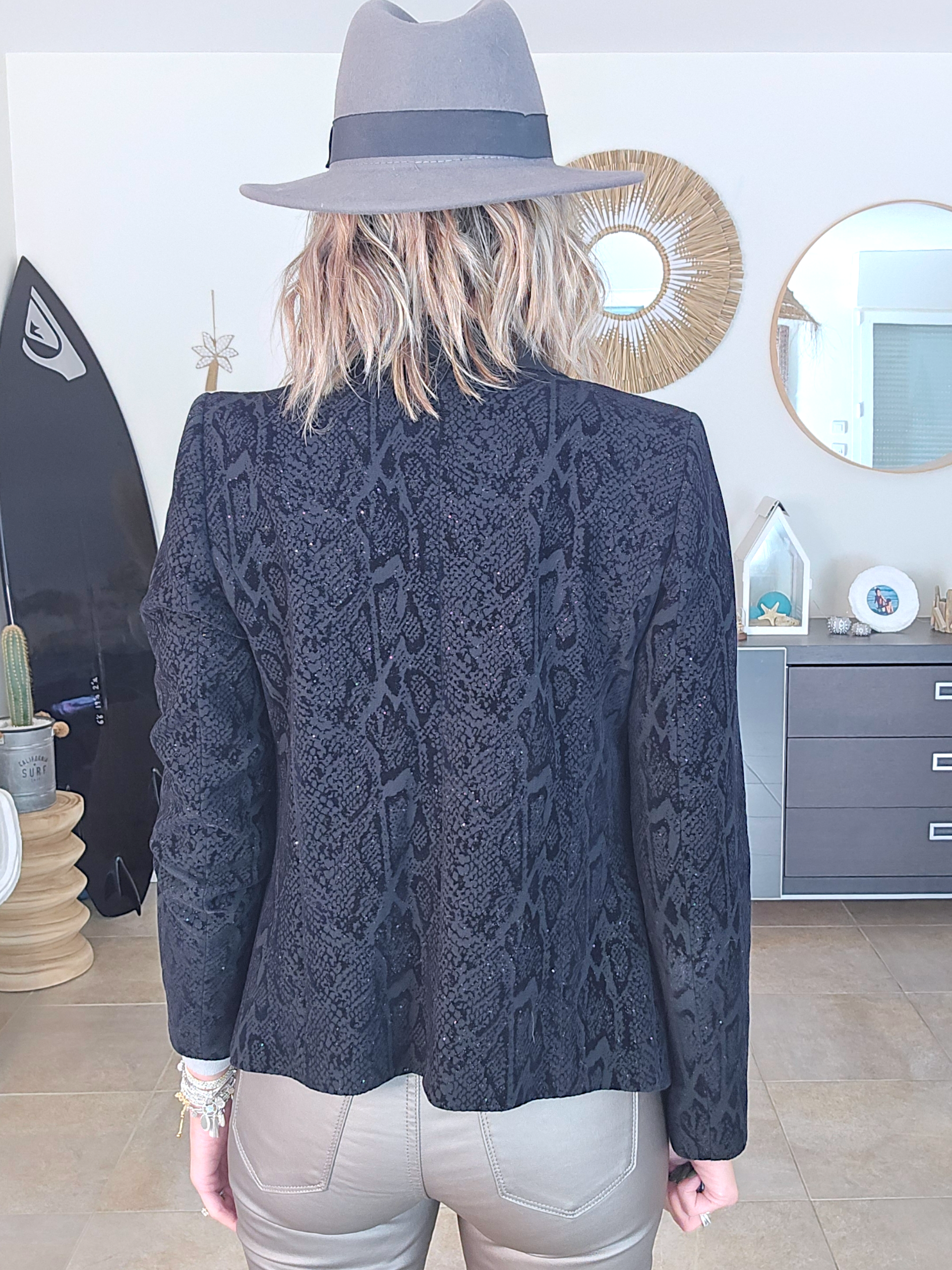 Veste noire velours ras à imprimé python scintillant