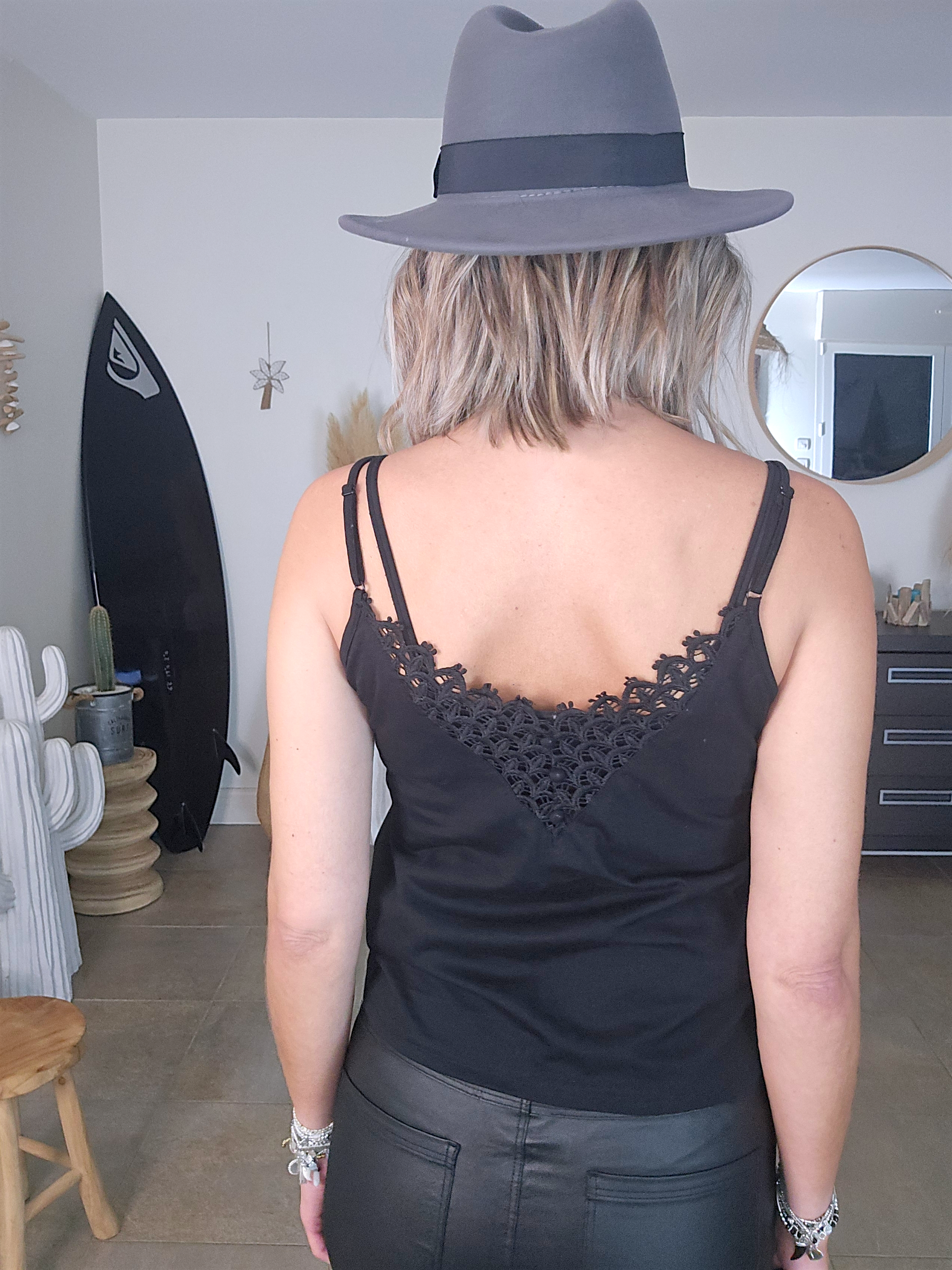 Débardeur noir col V