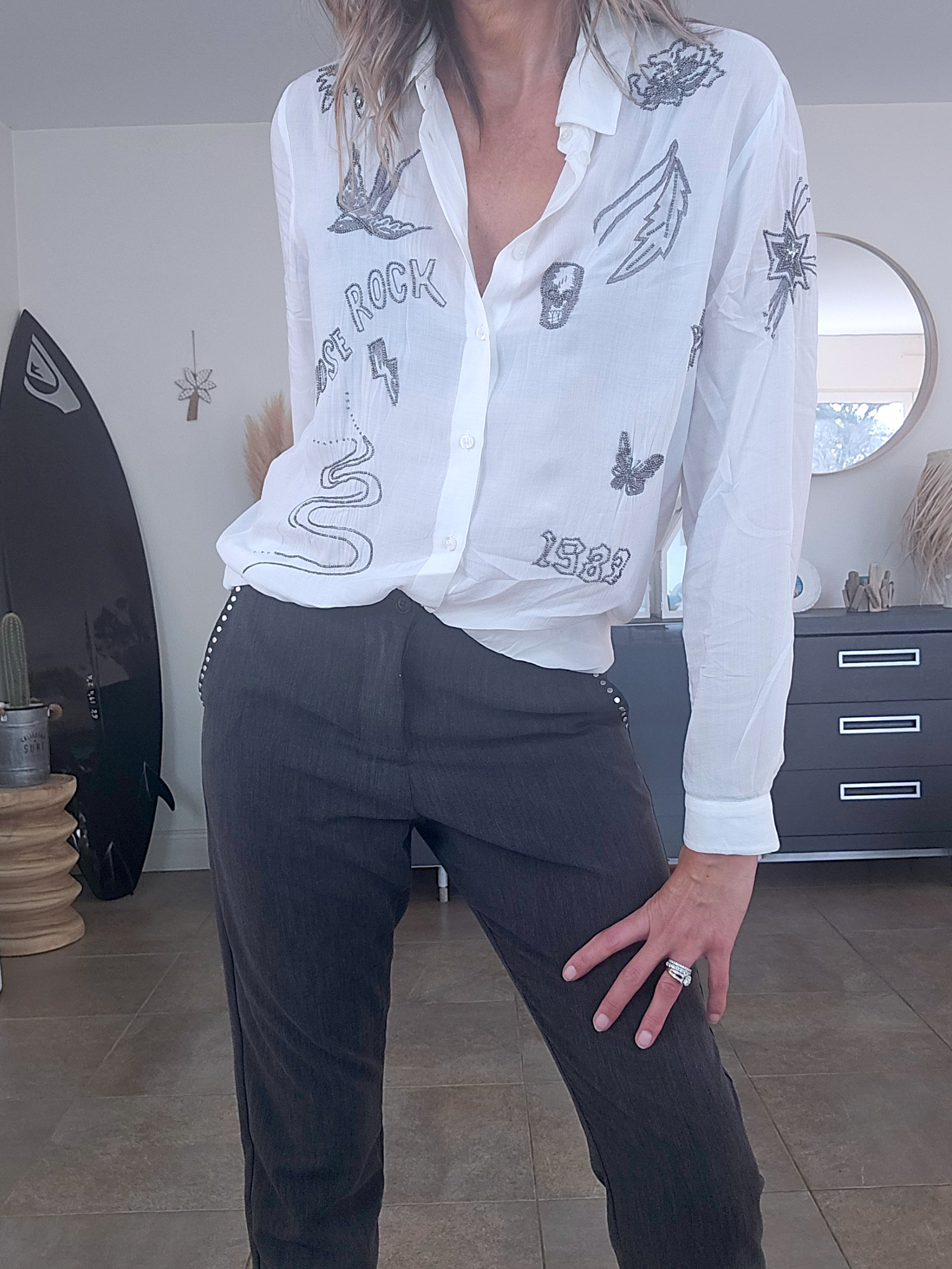 Chemise blanche à perles bijoux