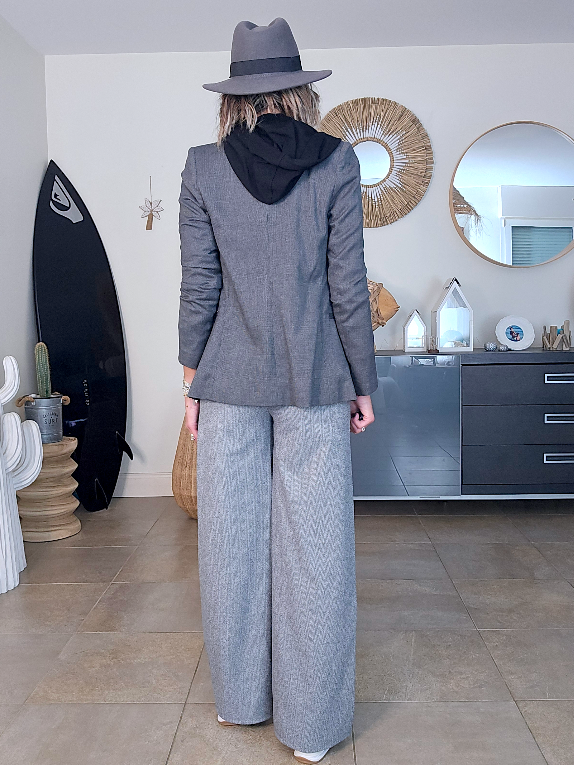 Veste noire et grise à capuche