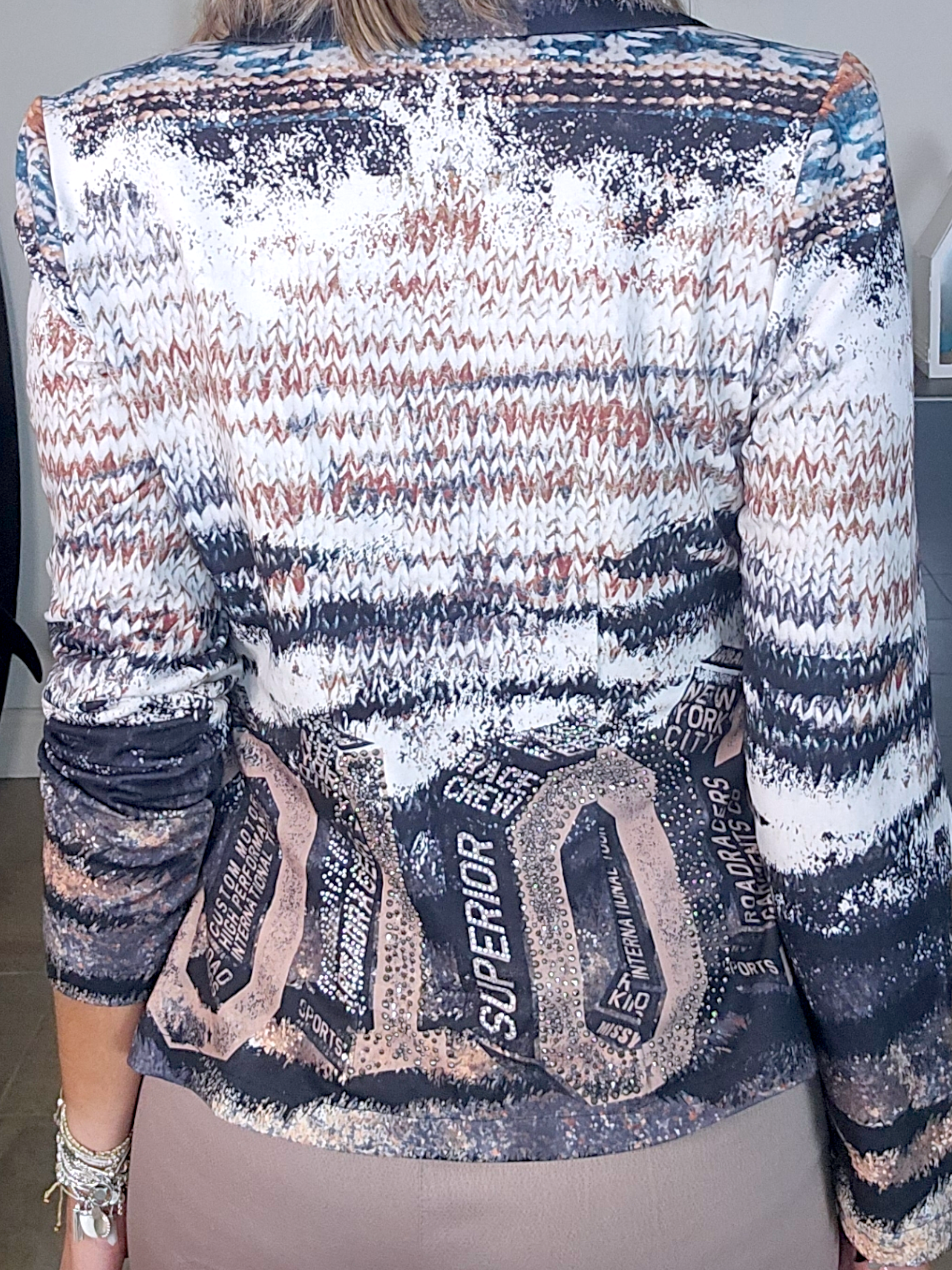 Veste cintrée à imprimé et strass