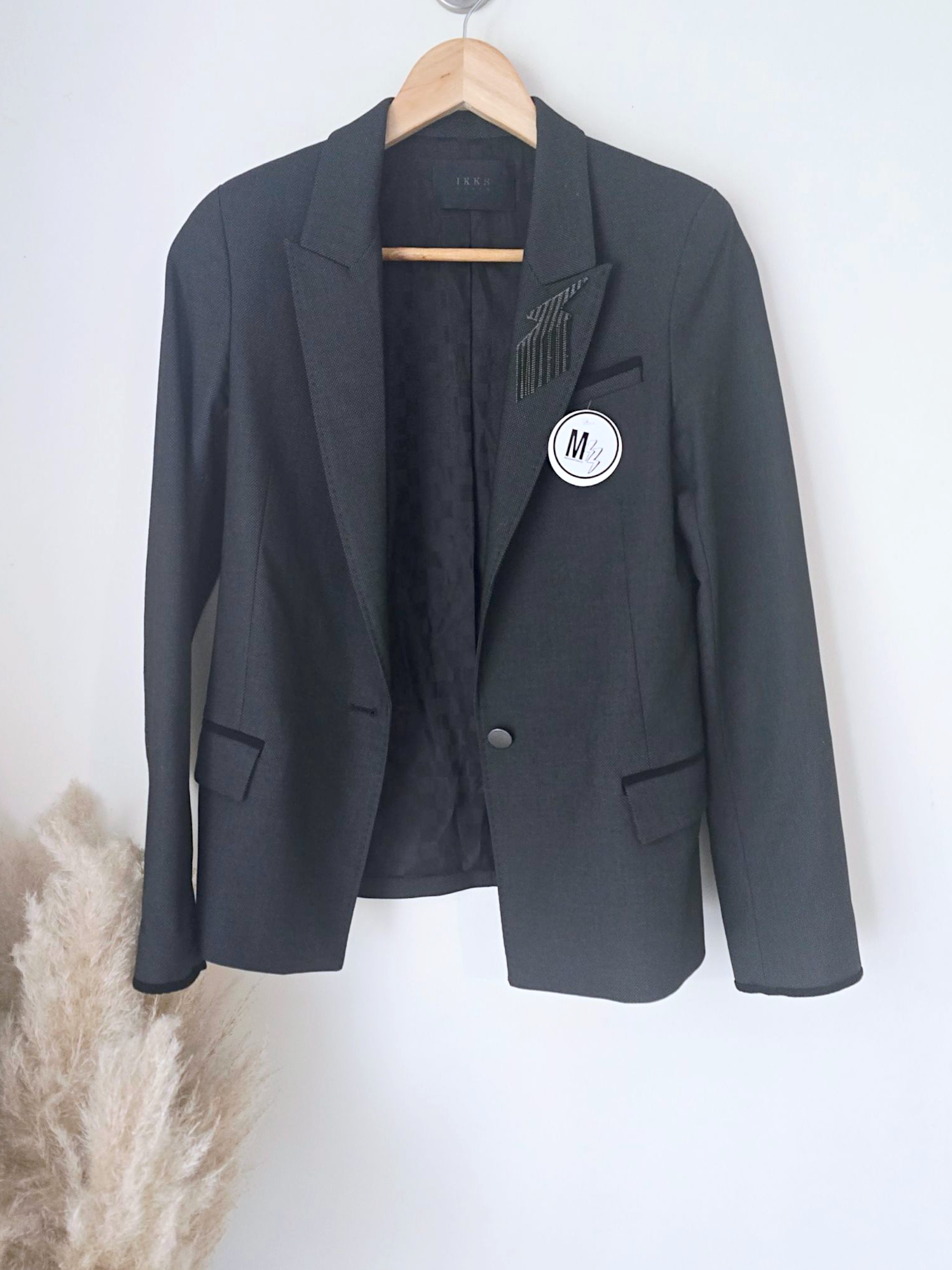 Veste rock-chic avec broche pins