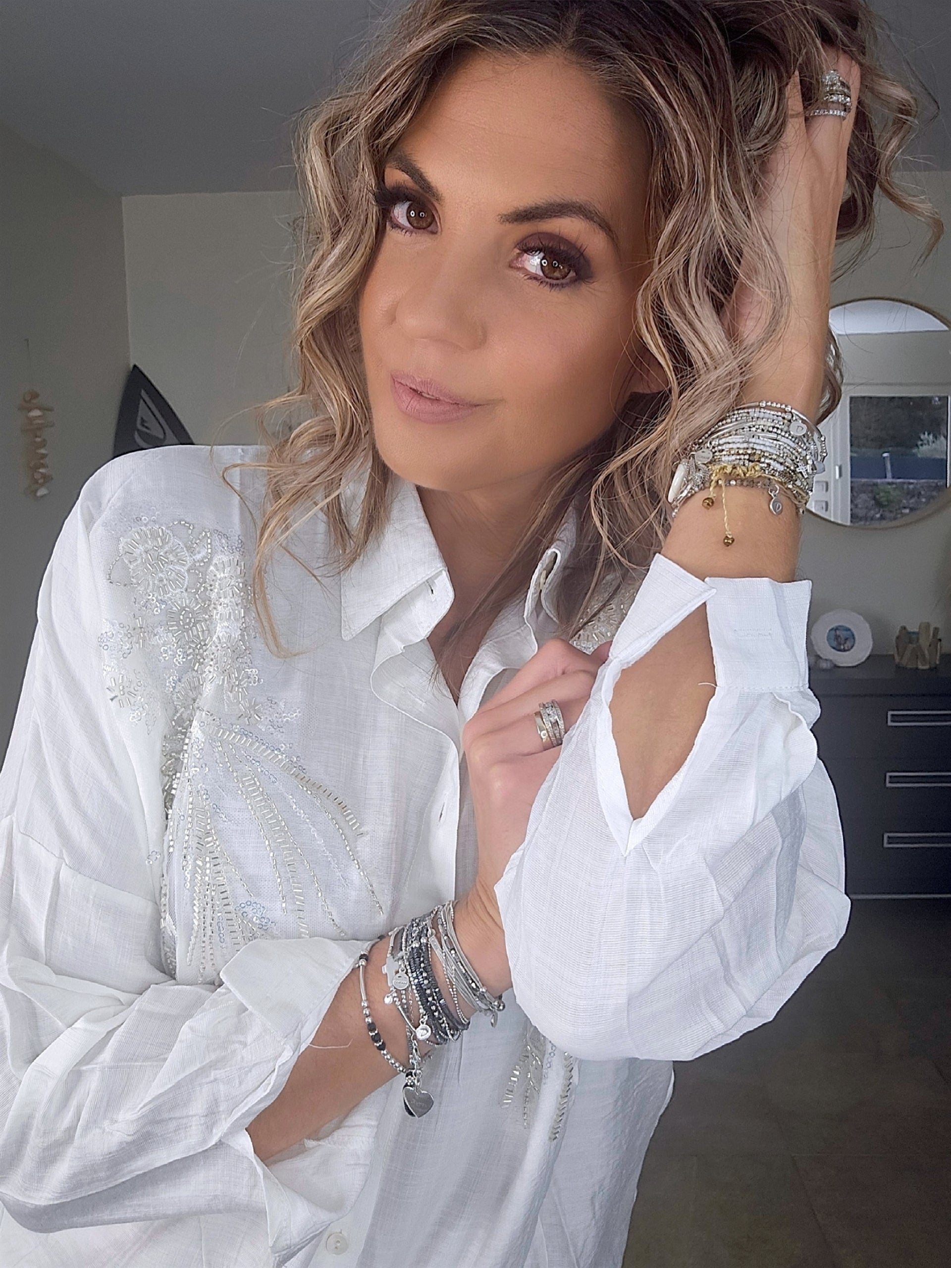 Chemise blanche à perles translucides - 𝐌𝐚𝐫𝐢𝐧𝐚𝟒𝟒𝐟𝐚𝐦𝐢𝐥𝐲